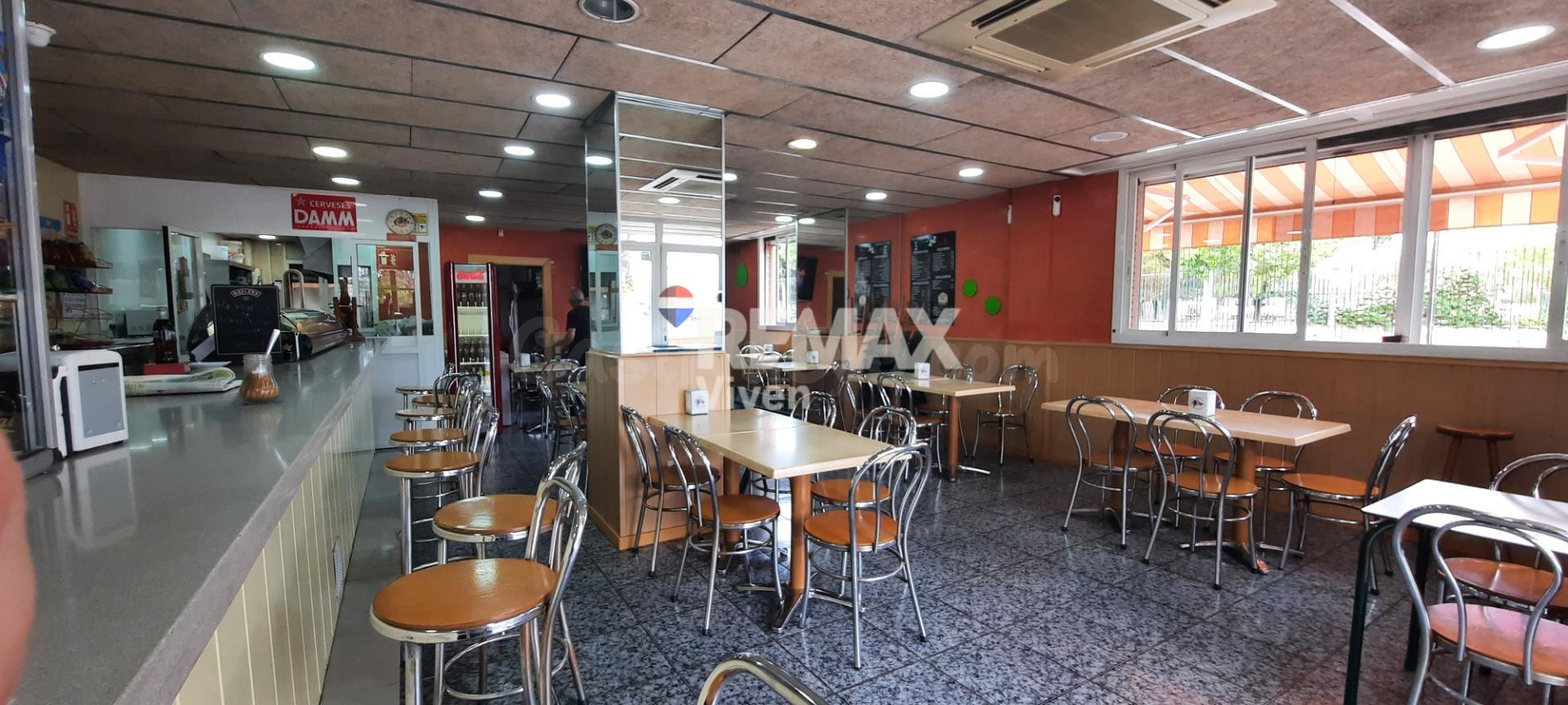 Venta local esquinero con negocio bar cafetería en funcionamiento.