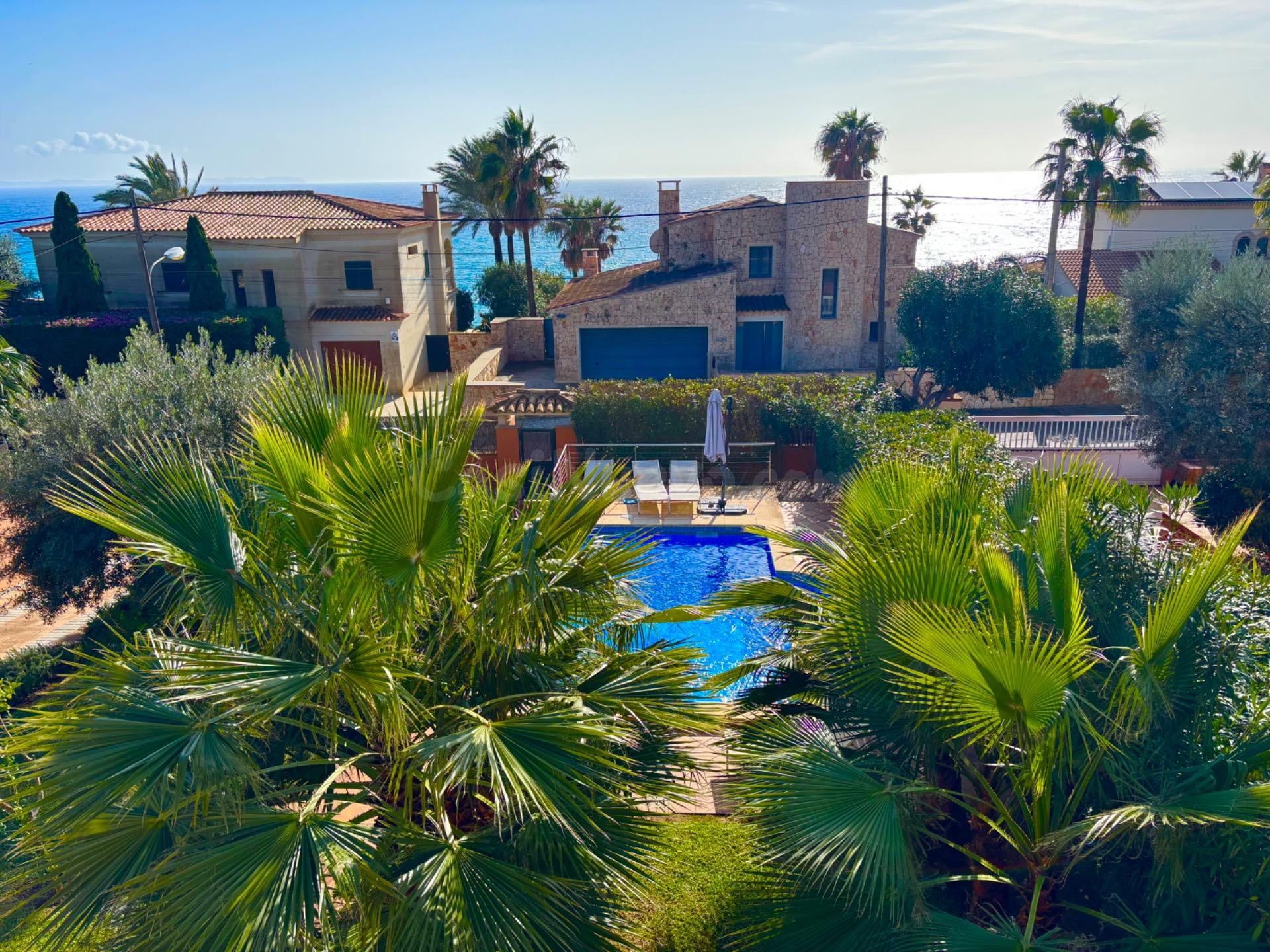 Villa con Vistas al Mar, Terraza Panorámica y Piscina en Cala Pi