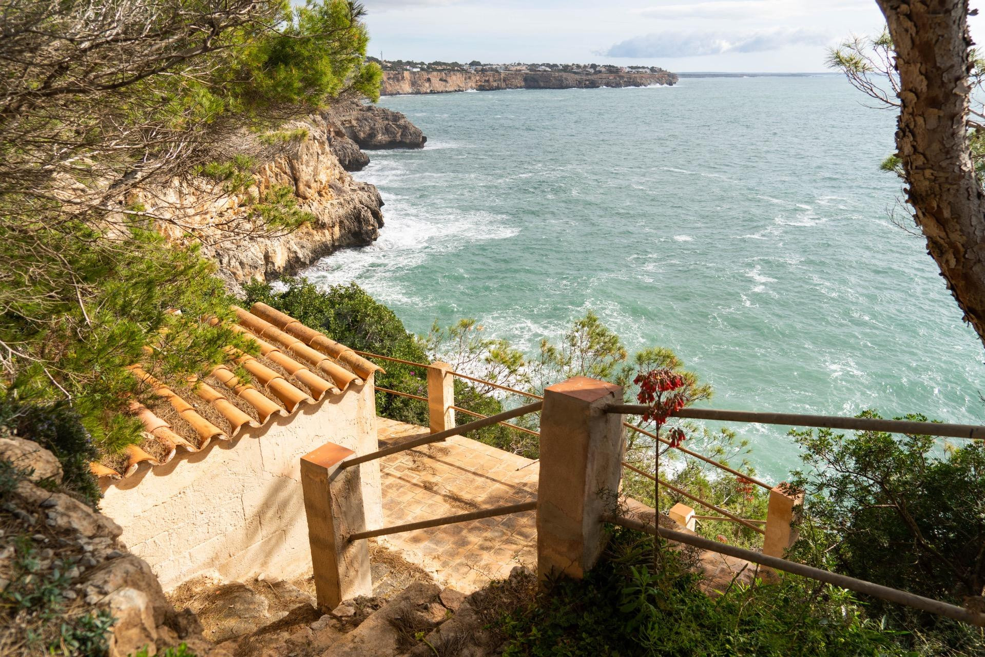 Villa en primera línea en Cala Pi con vistas infinitas al Mediterráneo – Privacidad absoluta a 1 minuto de la playa Hay propiedades que cumplen expectativas.
