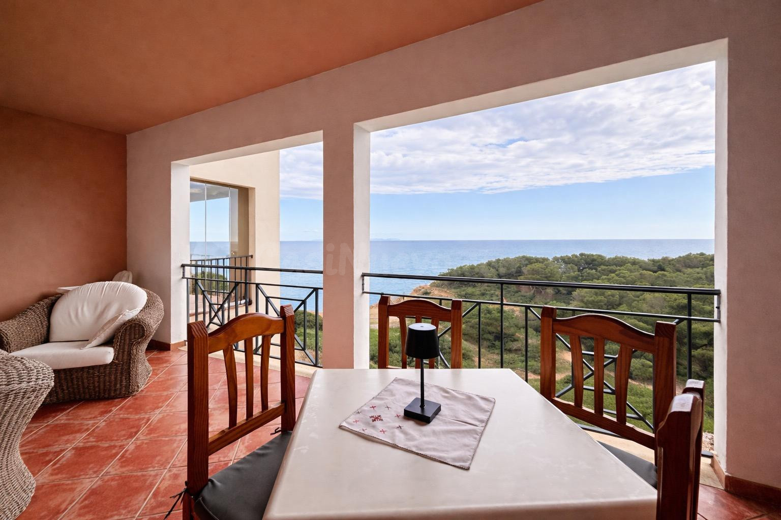 EXCLUSIVA PRIMERA LINEA DE MAR.- APARTAMENTO CON VISTAS INCREIBLES.