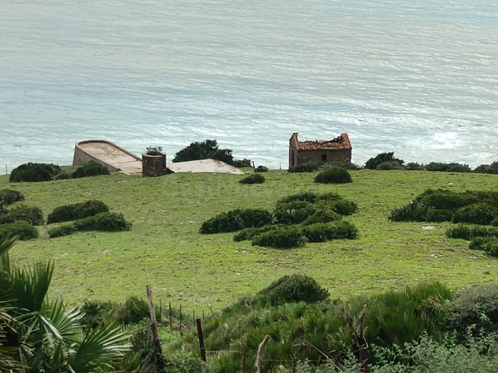 ESPECTACULAR PARCELA CON construcciones Y VISTAS AL MAR