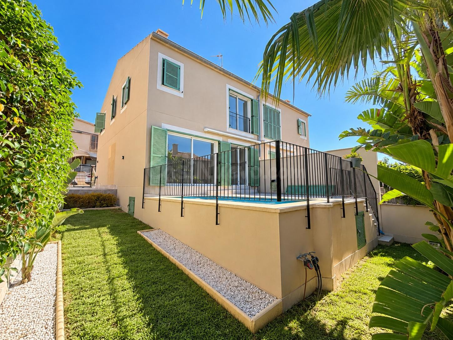 Chalet pareado con piscina privada y jardín en Sa Cabaneta