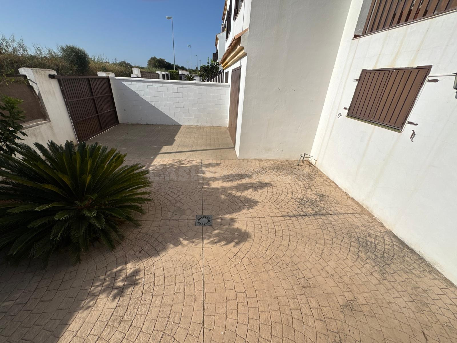¡¡TU PRÓXIMO HOGAR TE ESTÁ ESPERANDO!! PAREADO CON GRANDES PATIOS, AMPLIOS DORMITORIOS Y SÓTANO ACONDICIONADO