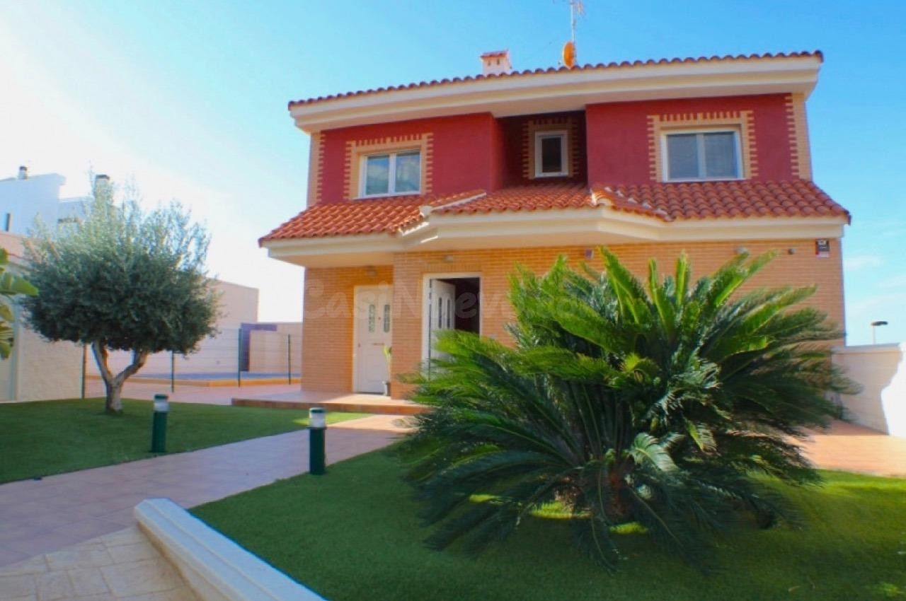 GRAN CHALET DE DOS PLANTAS EN FINESTRAT