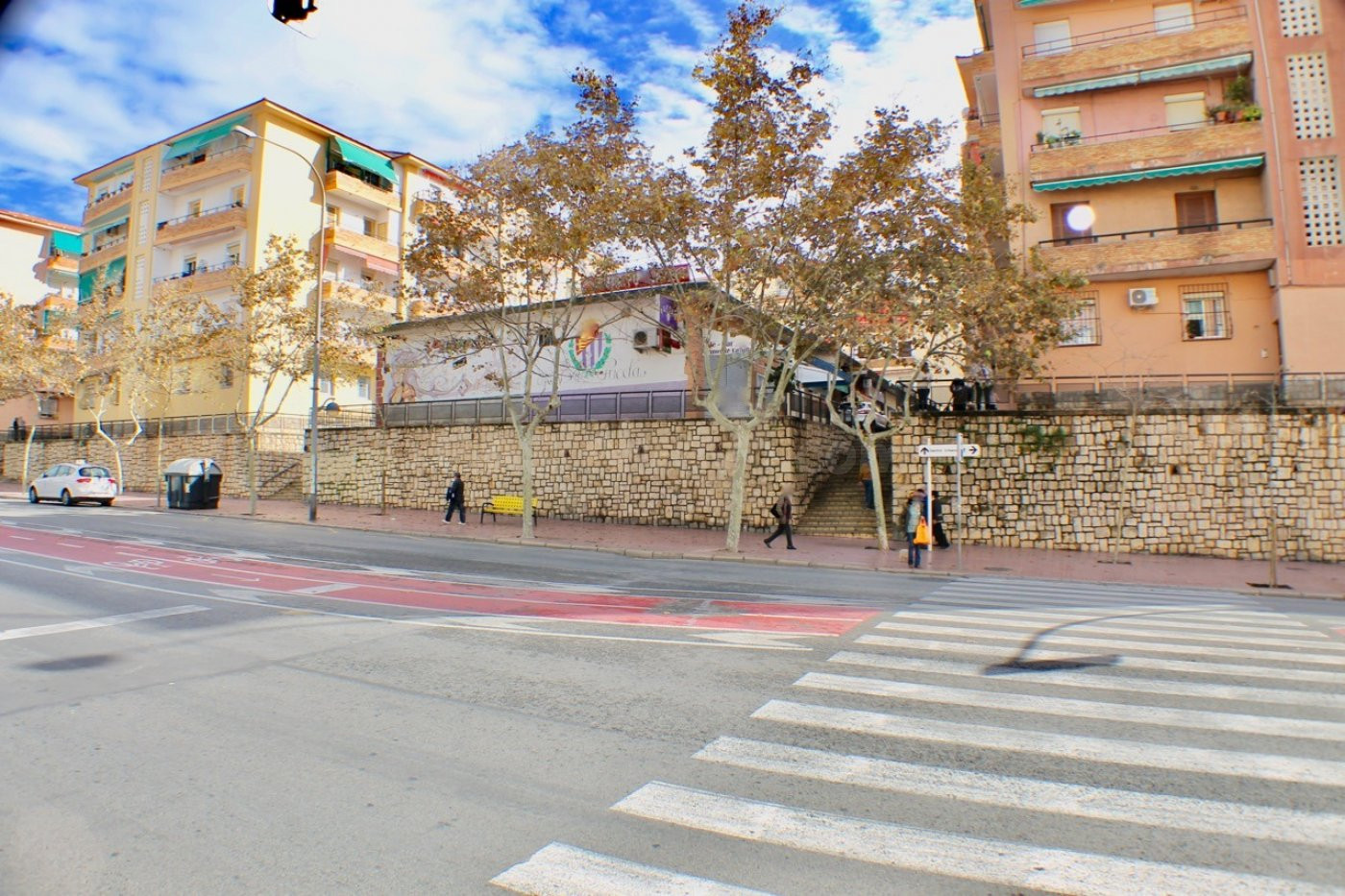 AMPLIO BAR-CAFETERÍA, EN RENTABILIDAD, EN BENIDORM: DOS LOCALES UNIDOS CON TERRAZ