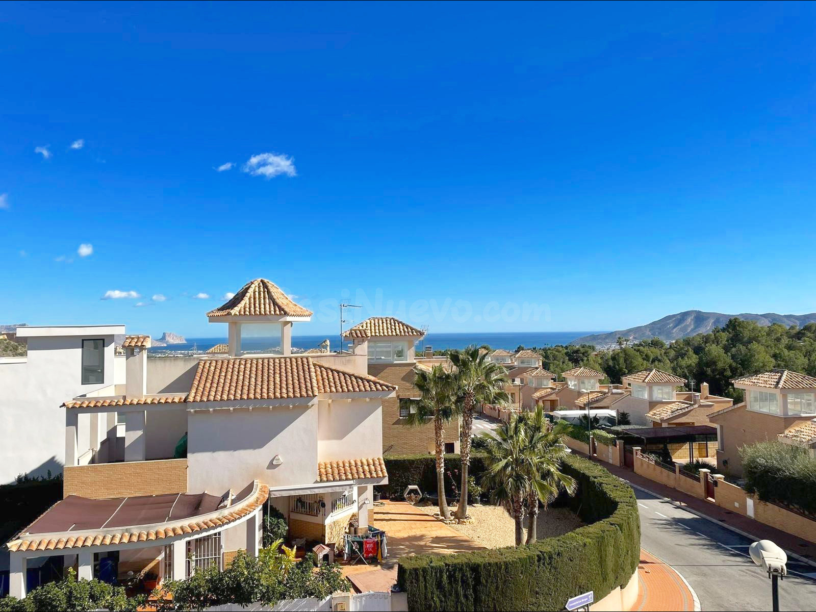 IMPRESIONANTE CHALET EN LA NUCÍA CON 600 METROS DE PARCELA
