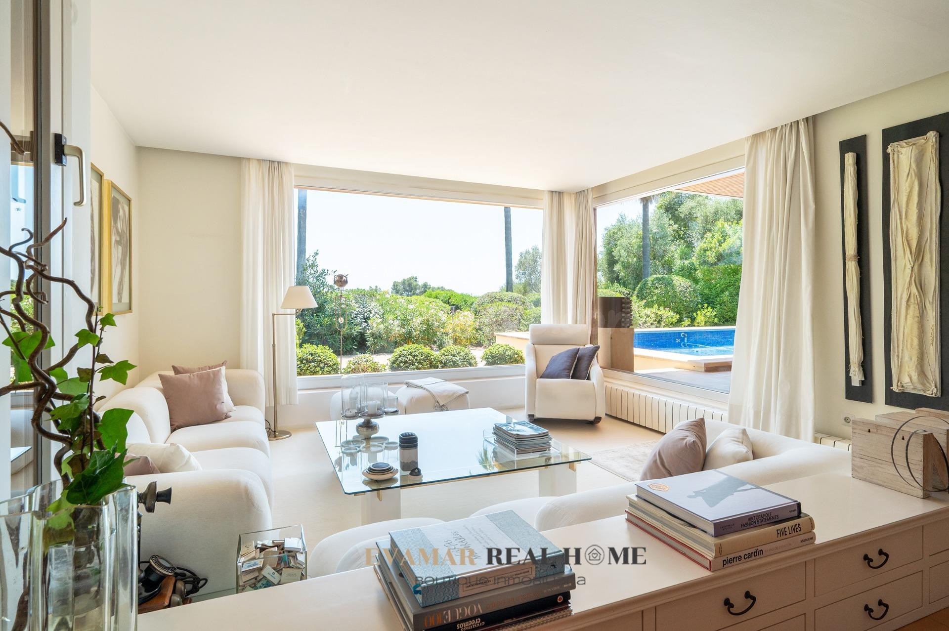 Chalet independiente en planta única con vistas a Palma, gran piscina y caseta anexa para invitados o servicio en Sa Cabaneta