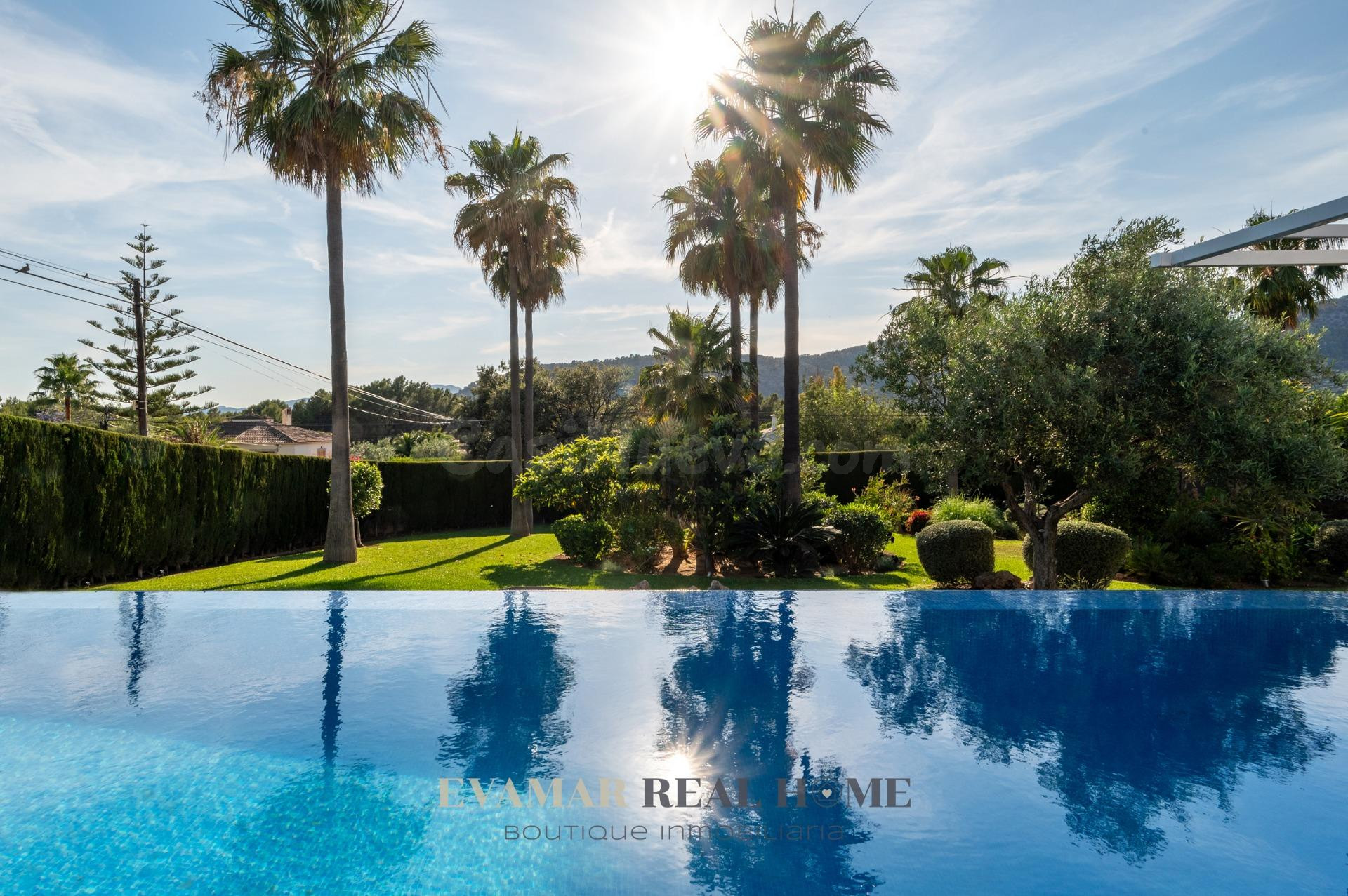 CHALET UNIFAMILIAR CON PISCINA DESBORDANTE Y VISTAS A LA SERRA DE TRAMUNTANA