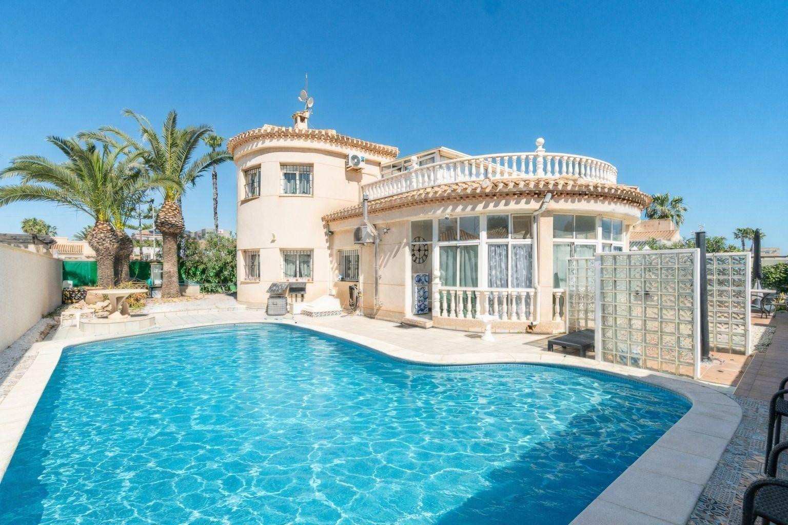 GRAN VILLA INDEPENDIENTE CON PISCINA Y GARAJE EN PLAYA FLAMENCA