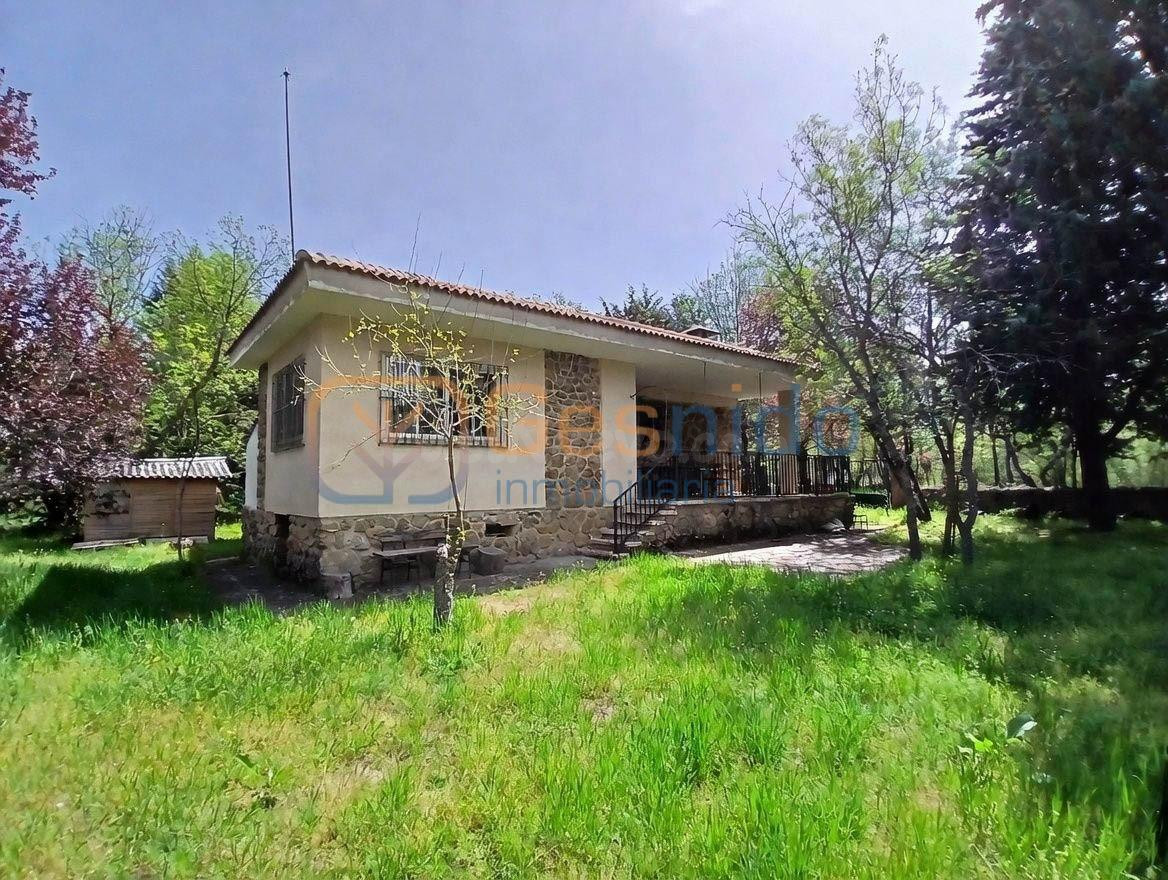 CHALET INDIVIDUAL en PELAYOS DEL ARROYO (Segovia) de 3 DORMITORIOS y  GRAN JARDÍN.