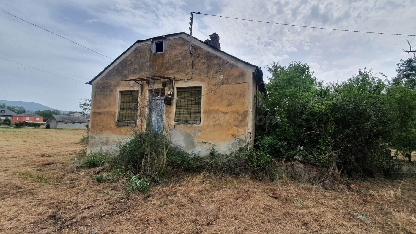 SE VENDE CASA DE 70 M2 CON FINCA DE 1900M2 EN ALMAZCARA.