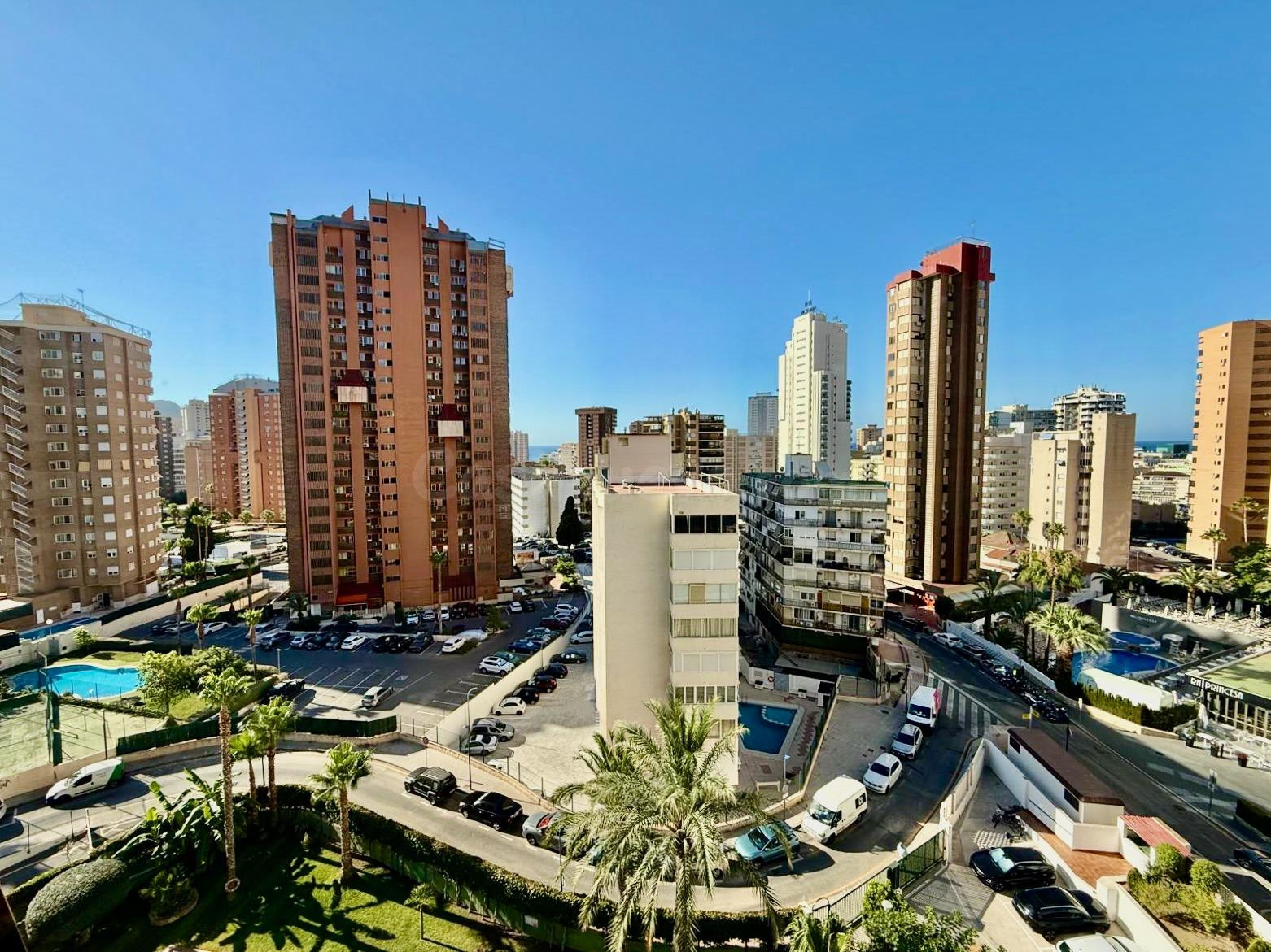 ¡EN EXCLUSIVA! APARTAMENTO DE 2 DORMITORIOS (1+1) CON VISTAS AL MAR, PARKING Y PISCINA EN BENIDORM