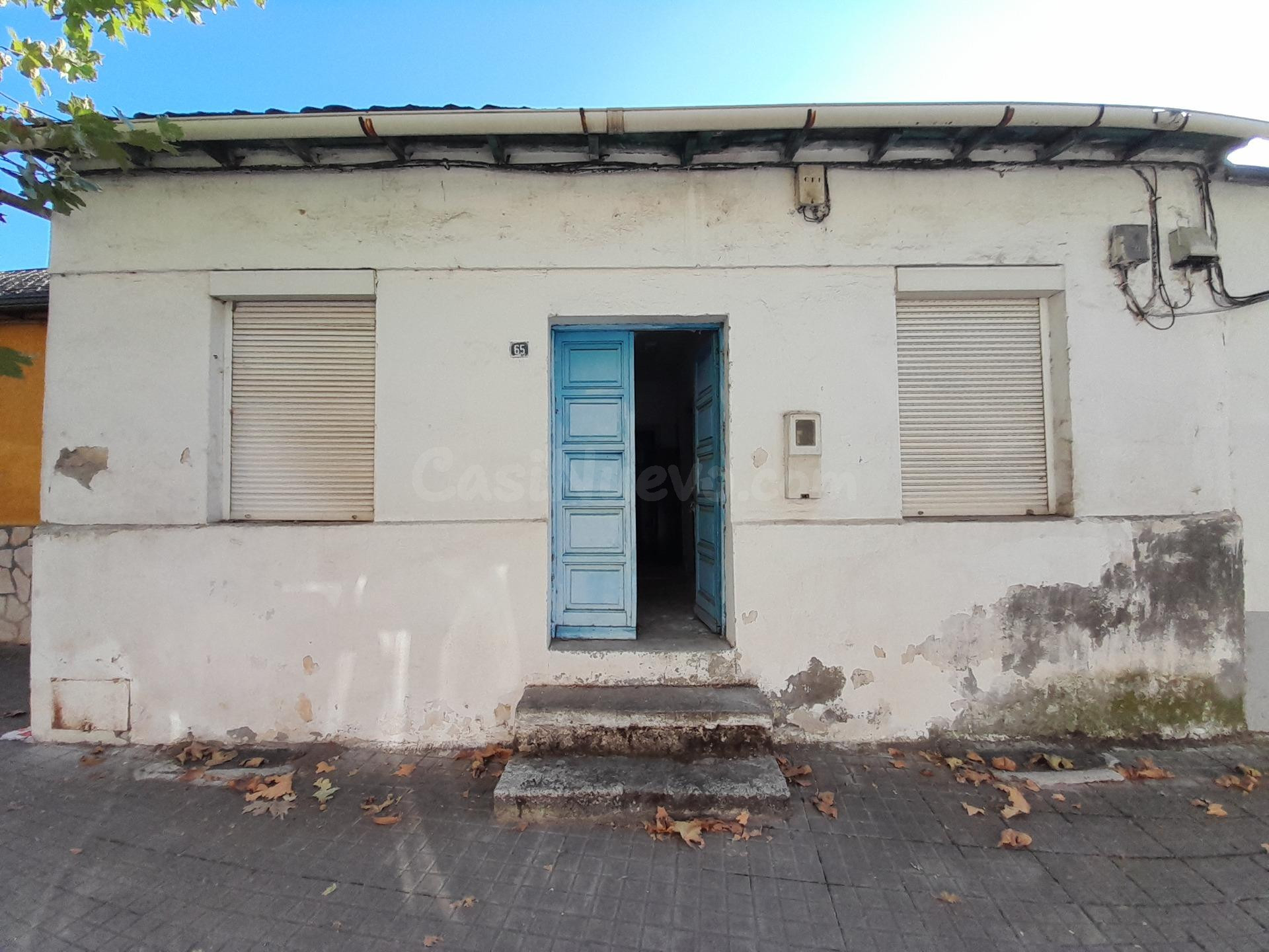 CASA CON PATIO PARA RESTAURAR EN FLORES DEL SIL. 25.000 € NEGOCIABLES