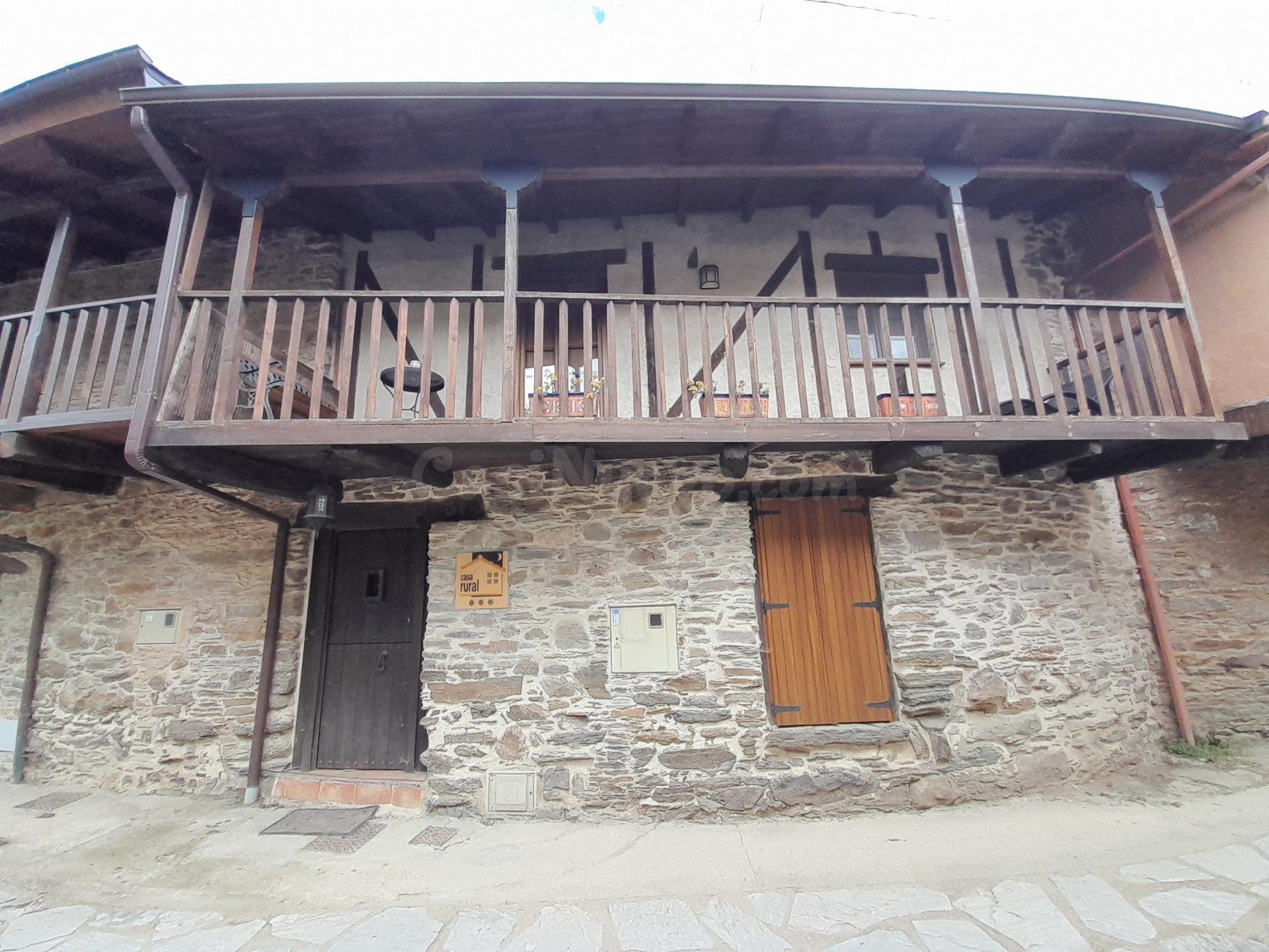 CASA DE PIEDRA TOTALMENTE REFORMADA EN VALDECAÑADA