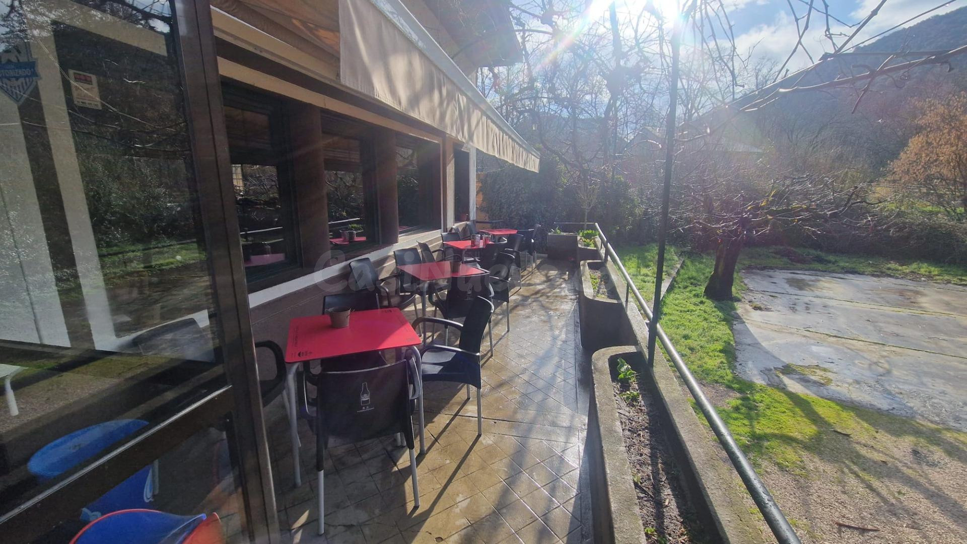 SE VENDE BAR CON TERRENO PARA TERRAZA EN TORAL DE MERAYO