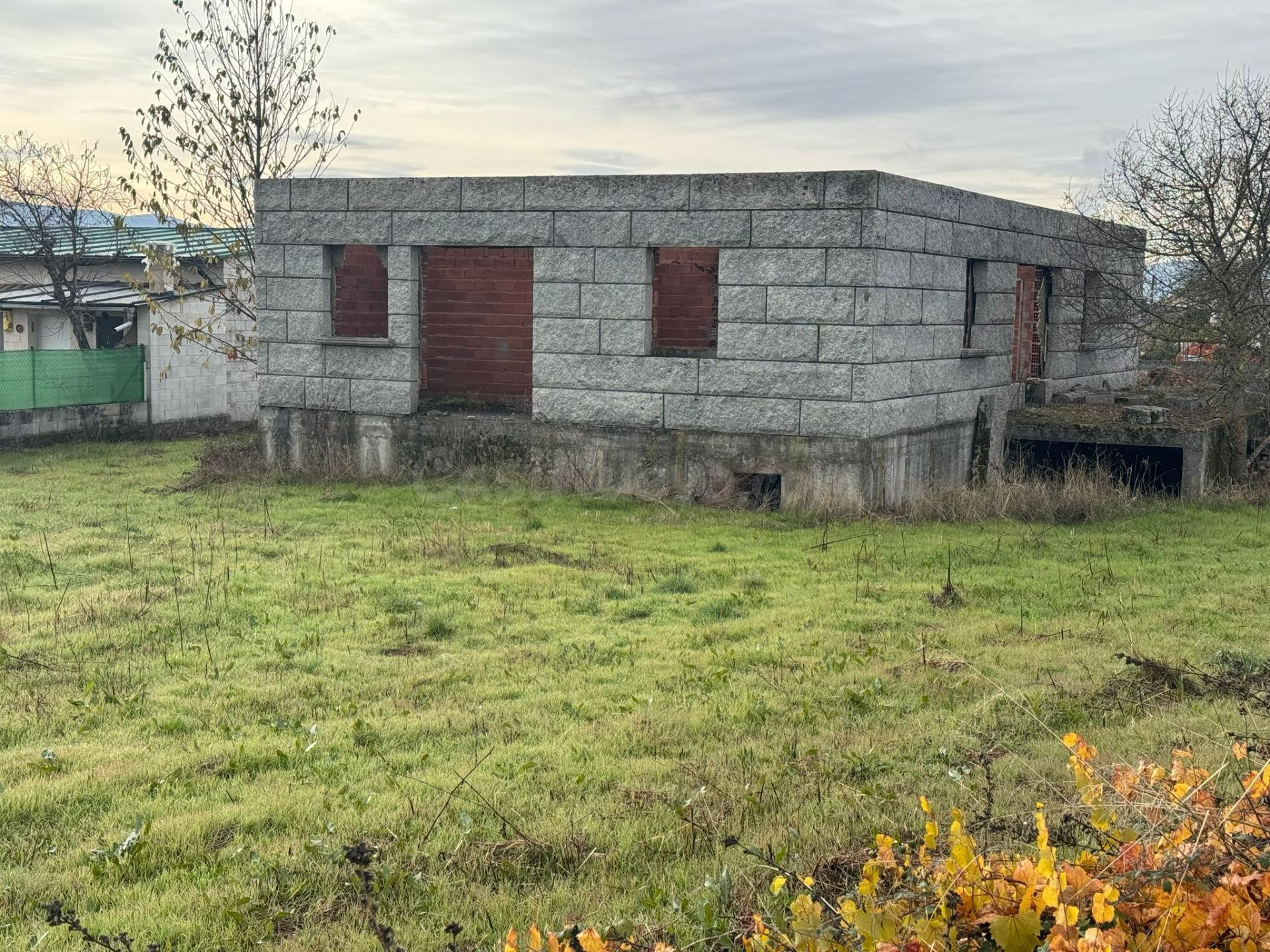 SE VENDE CASA DE PIEDRA CON TERRENO EN CONSTRUCCIÓN EN VILLADECANES