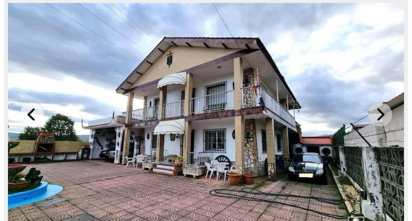 SE VENDE CHALET MUY AMPLIO EN PLENO CARRACEDELO