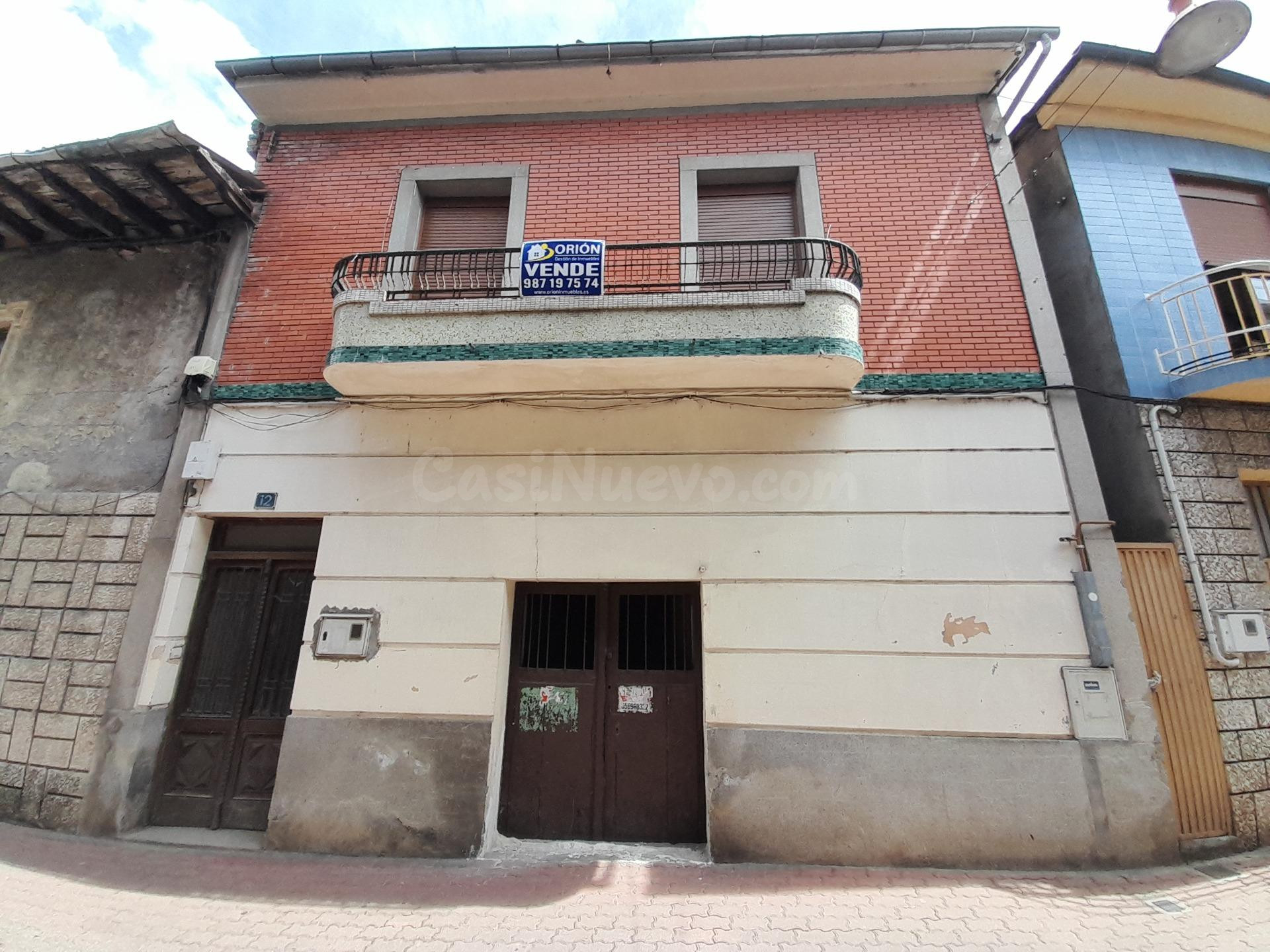 CASA RUSTICA PARA RESTAURAR EN EL CENTRO DE CACABELOS. EN PLENO CAMINO DE SANTIAGO