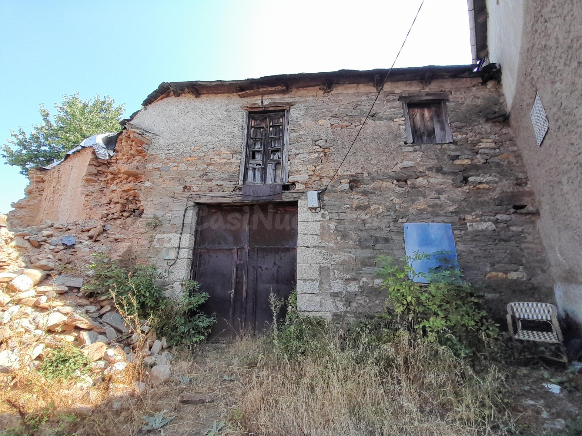CASA DE PIEDRA PARA REFORMAR CON PATIO Y TERRENO EN ALMAZCARA