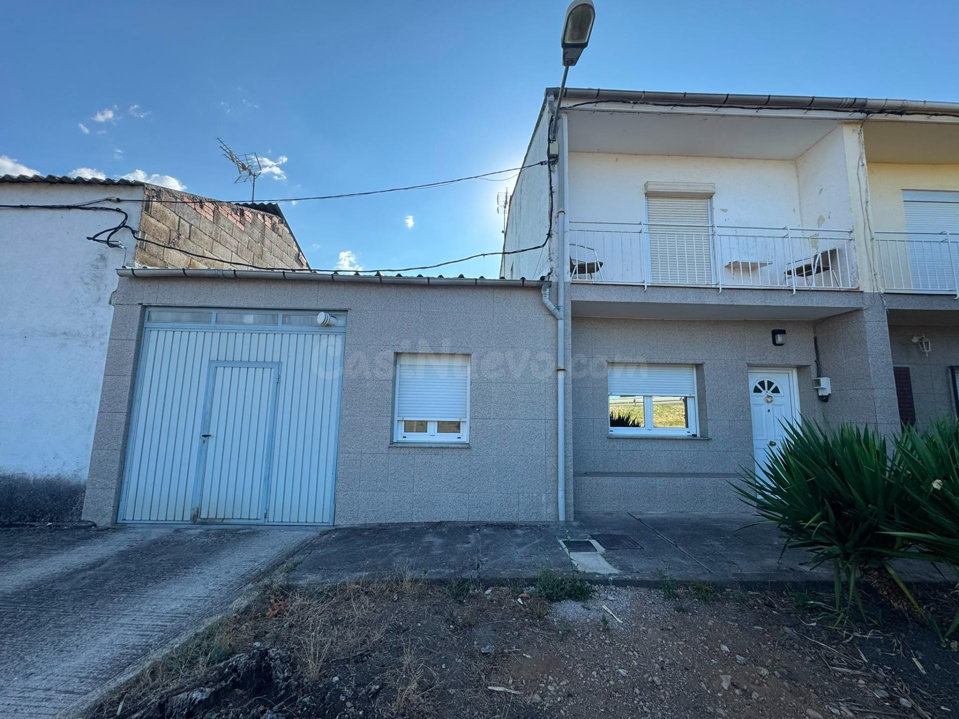SE VENDE ADOSADO EN POSADA DEL BIERZO, MAS UNA FINCA URBANA DE 3500m2