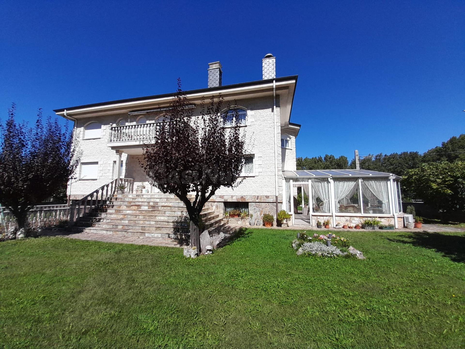 ESPECTACULAR CHALET EN ALBARES DE LA RIBERA. EL BIERZO.