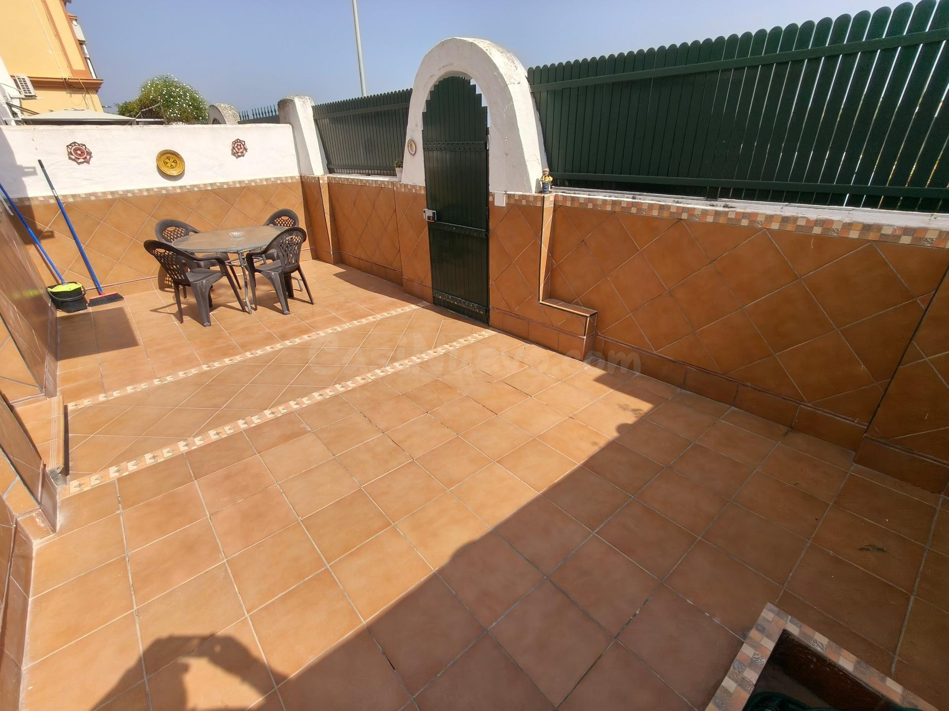 SE VENDE ADOSADO EN PUERTO REAL , ZONA CENTRO -CIRCUNVALACION