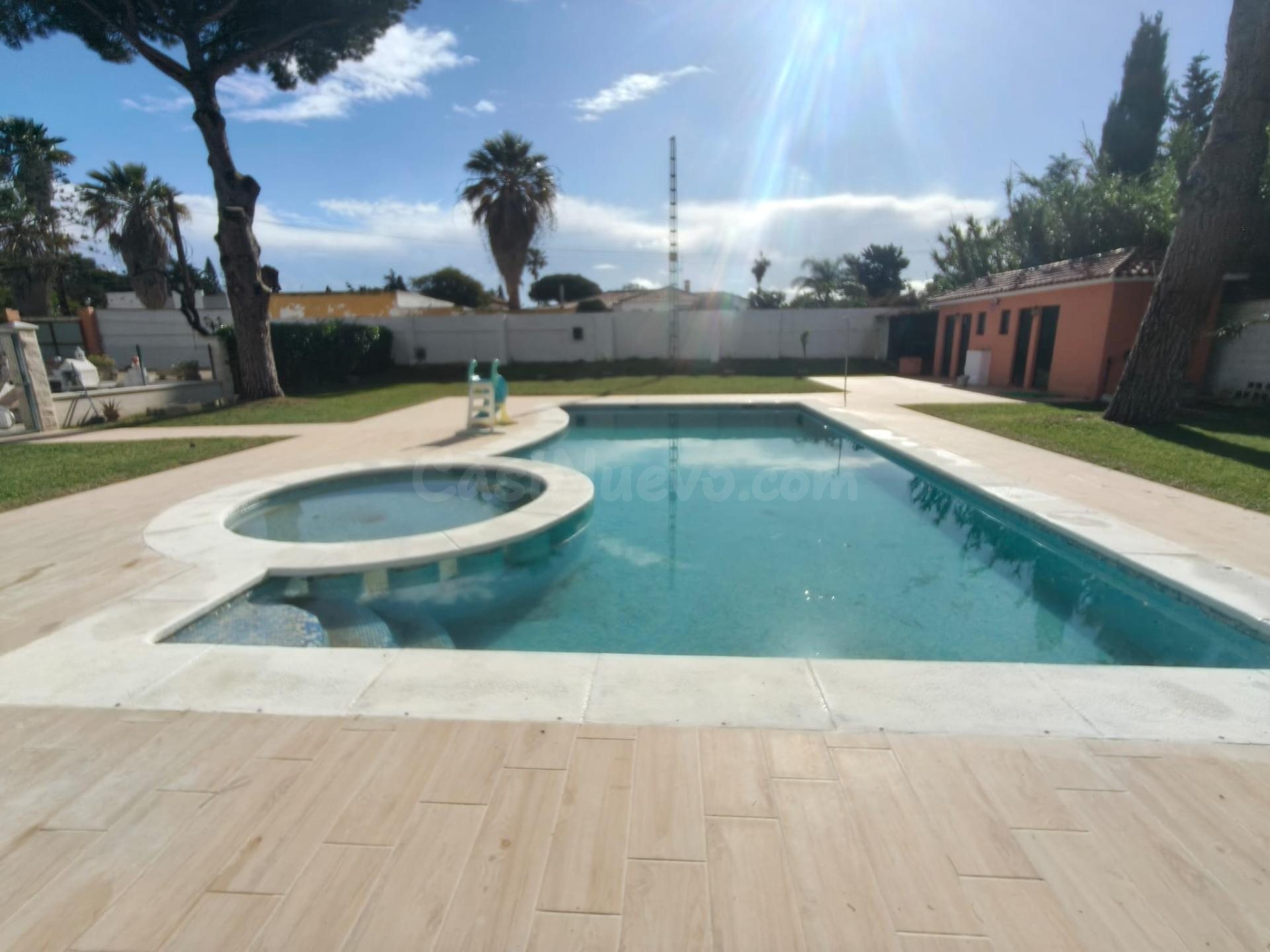 SE VENDE CHALET ADOSADO EN CHICLANA, ZONA PINAR DE LOS FRANCESES