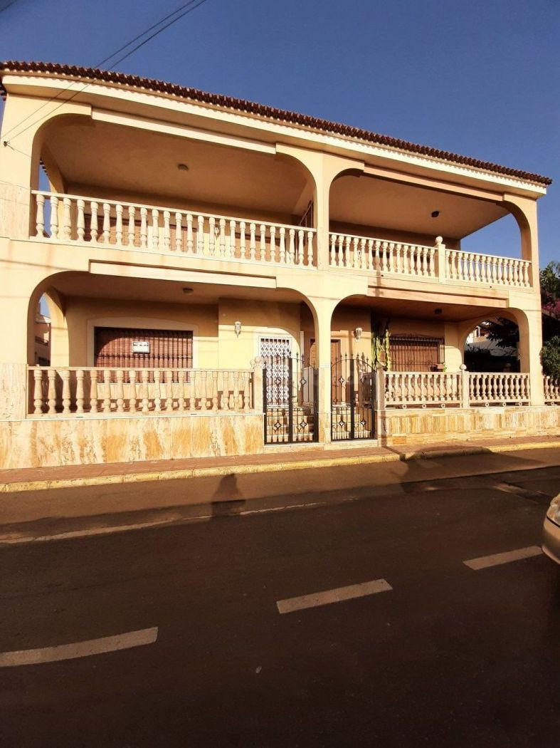 ESTUPENDO CHALET  SITUADO A 100M DE LA PLAYA Y DEL PASEO MARITIMO DE LAS MARINAS