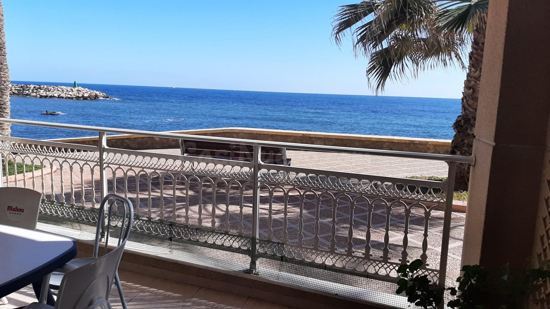 Vivienda 3 dormitorios y dos baños en planta baja con garaje y sótano frente al mar en Villaricos.