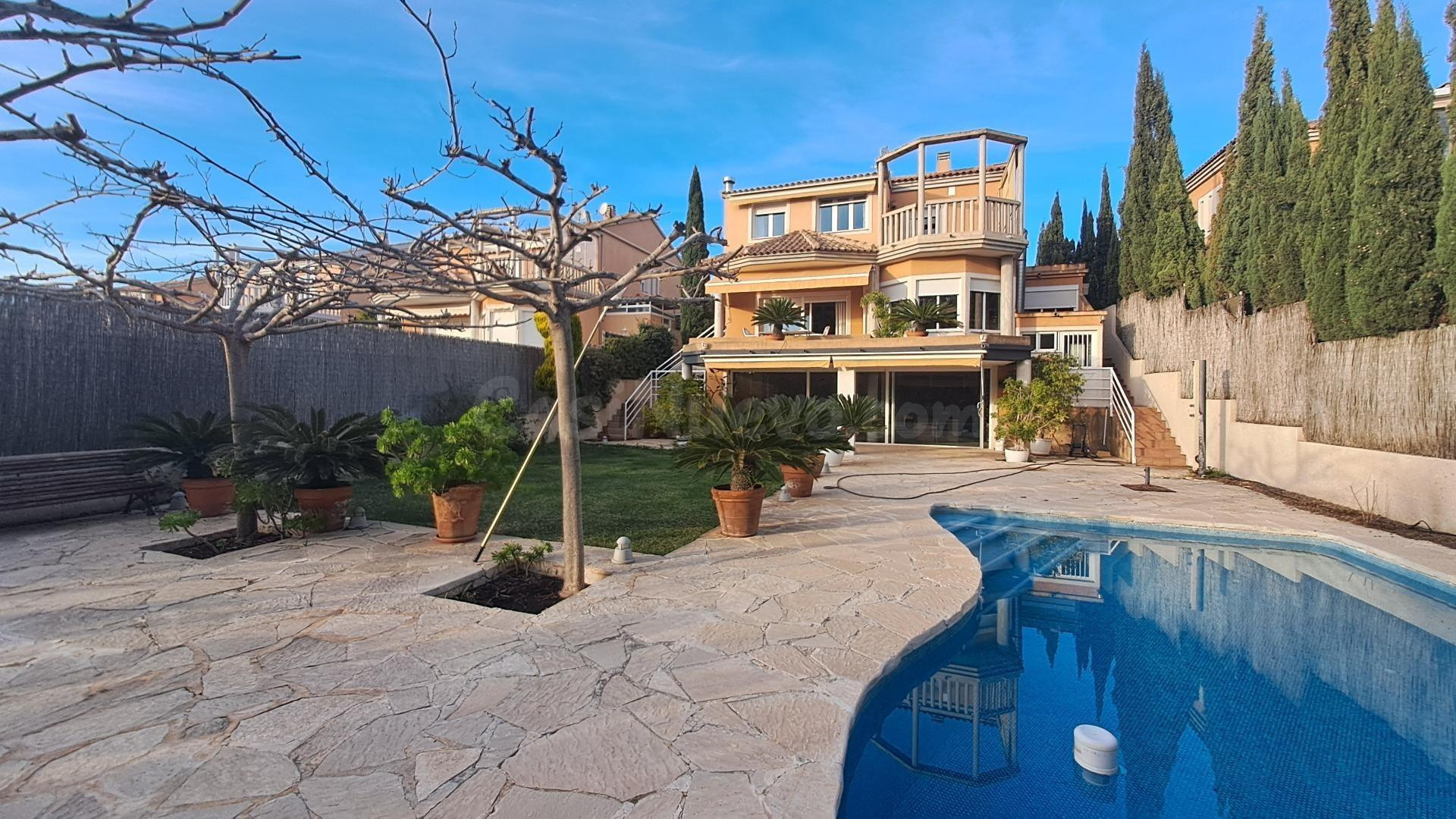 Chalet de 5 dormitorios con piscina en Altorreal, Murcia