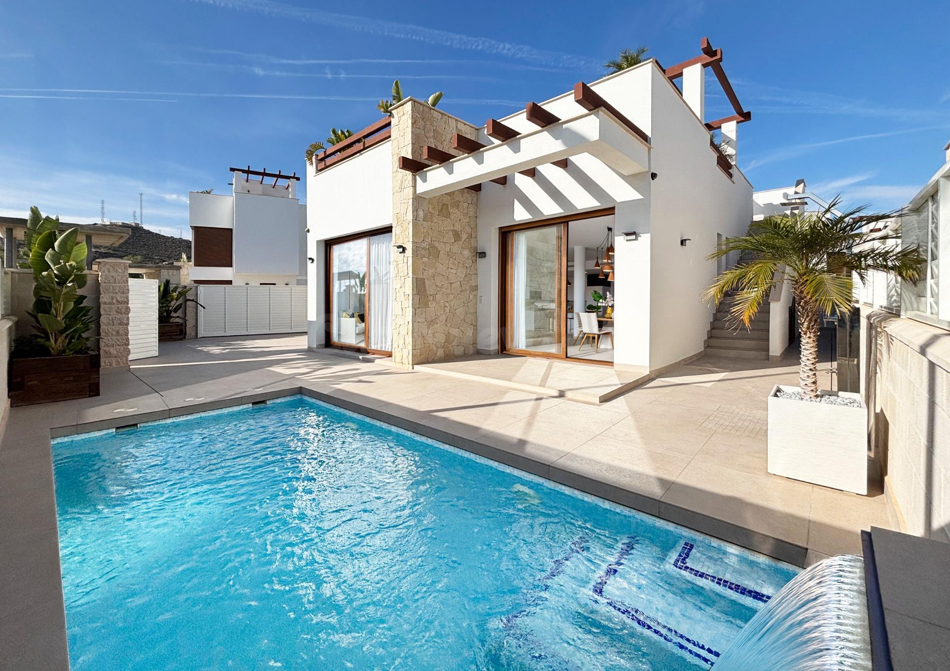 Villa de 3 habitaciones con solarium y piscina privada en Vera Playa