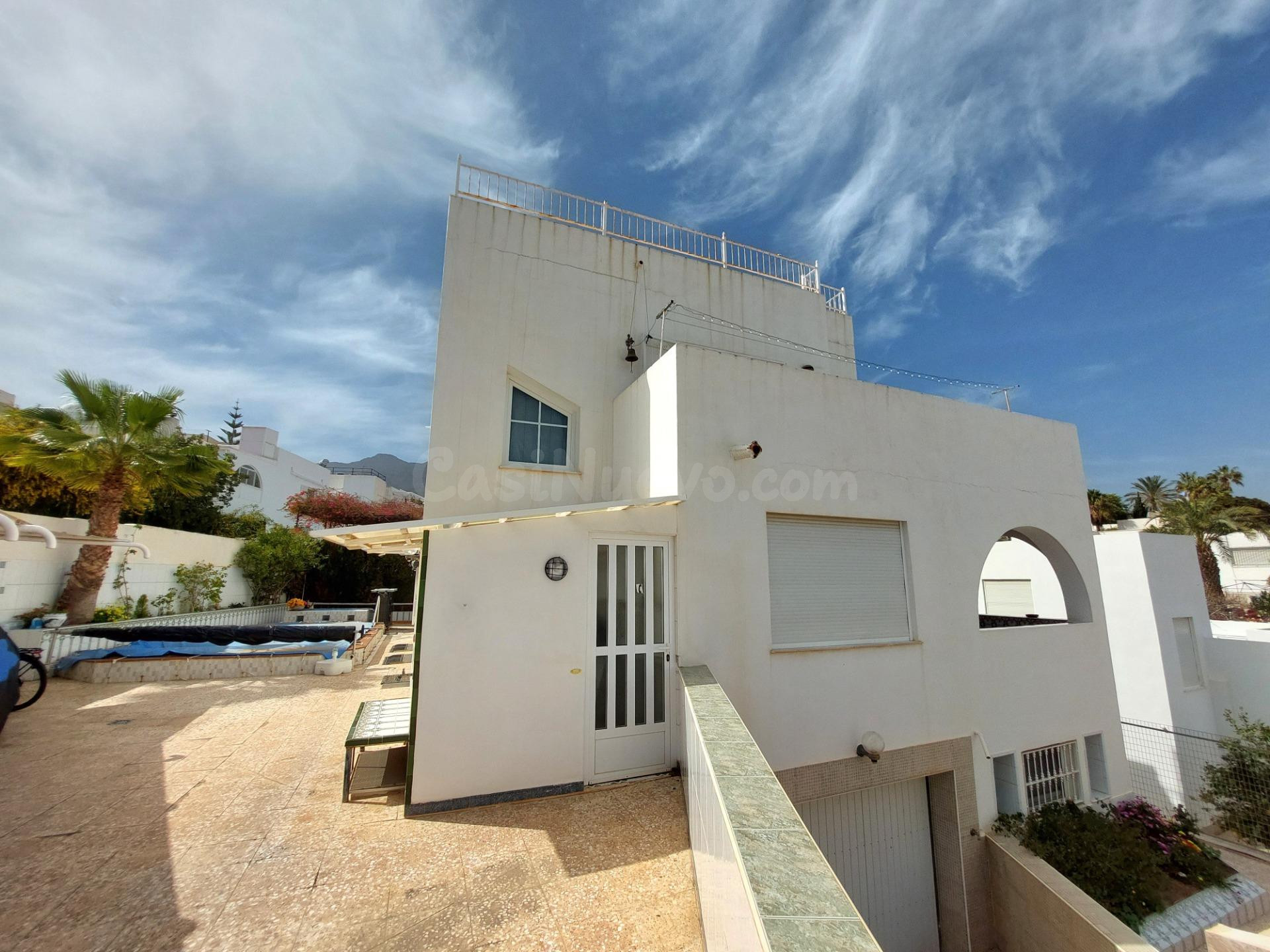 Chalet en venta con 3 apartamentos independientes en zona pueblo indalo de Mojácar
