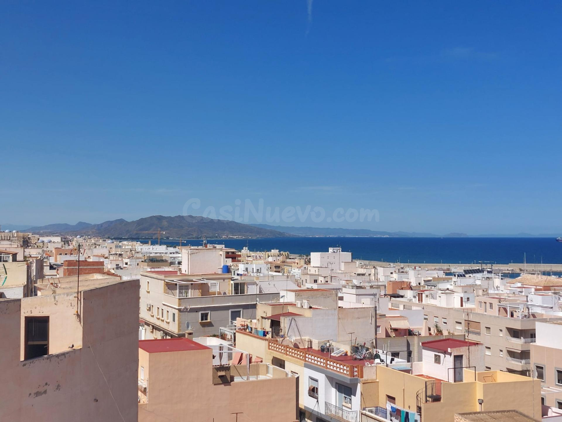 Bajo  3 dormitorios 2 baños y  solarium  en Garrucha Centro