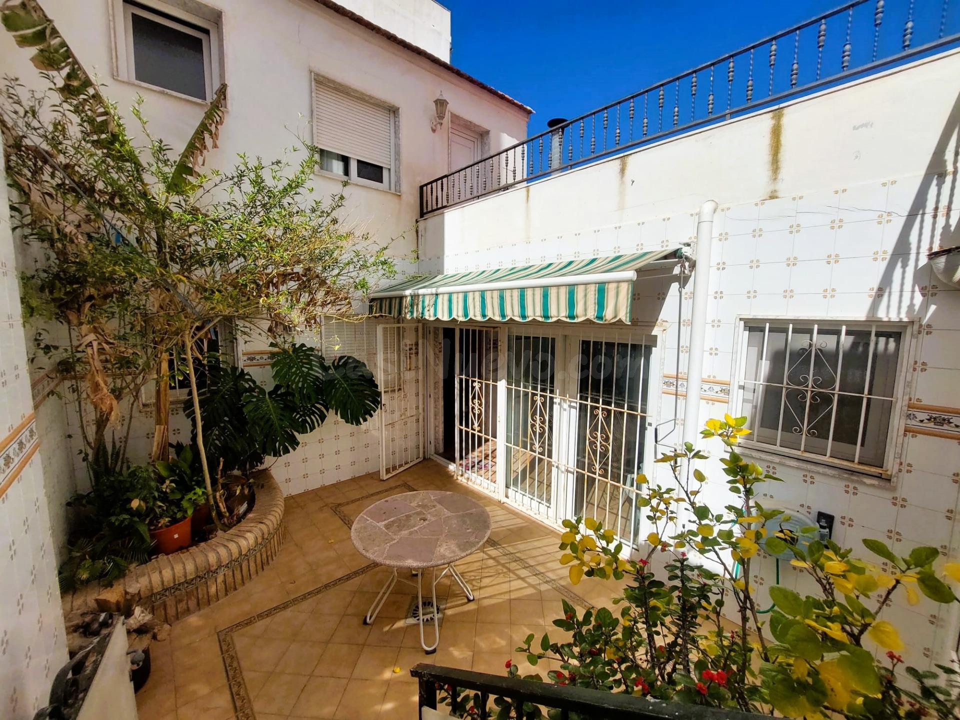 IMPRESIONANTE CASA BAJA CON AMPLIA TERRAZA Y PATIO