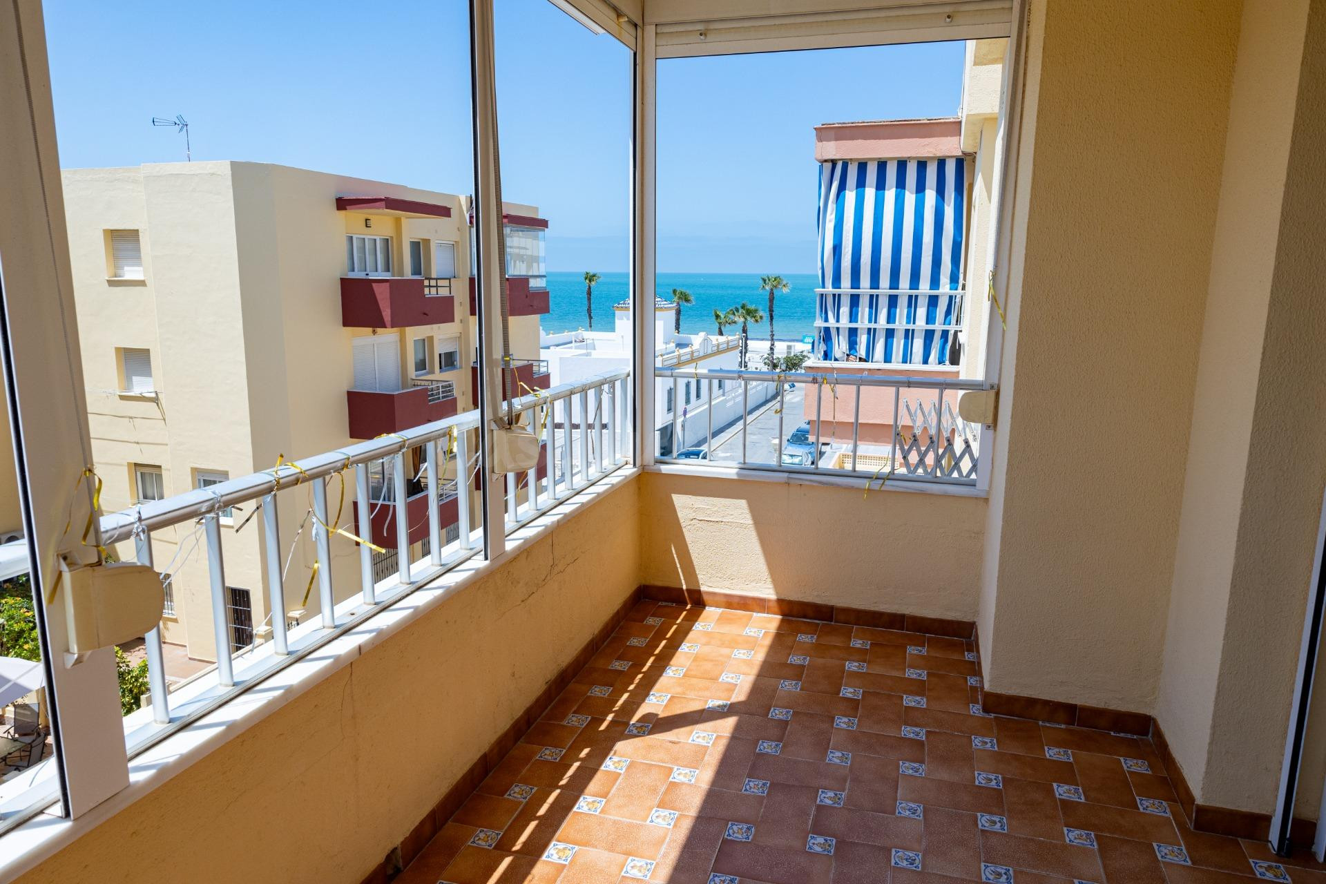 VIVIR CON VISTAS LATERALES AL MAR DE REGLA ES UNO DE LOS ENCANTOS QUE TIENE ÉSTA VIVIENDA