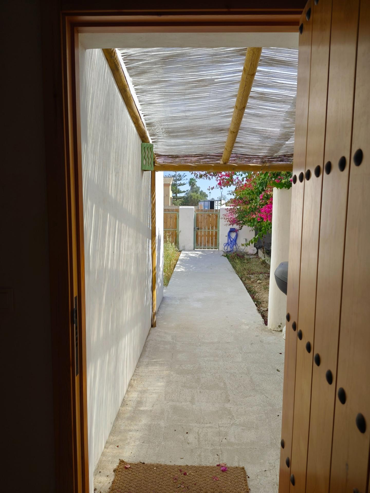 Chalet adosado de dos plantas, independiente, con terraza y patio exterior