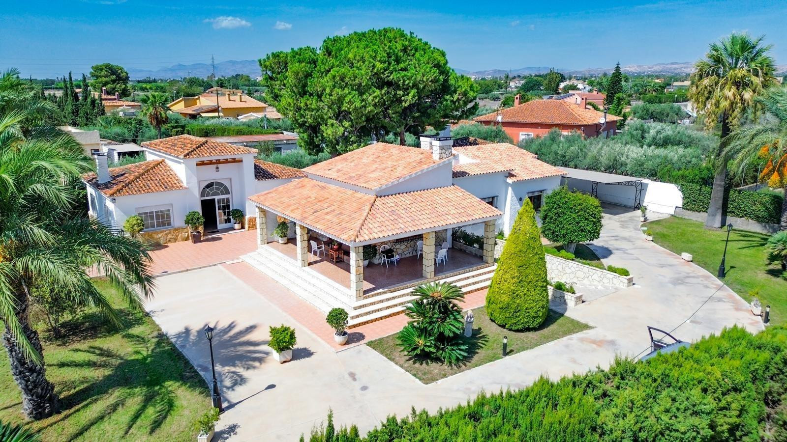 Chalet de 4 dormitorios, 3 Baños, piscina y Casa de invitados en Perleta, Elche.