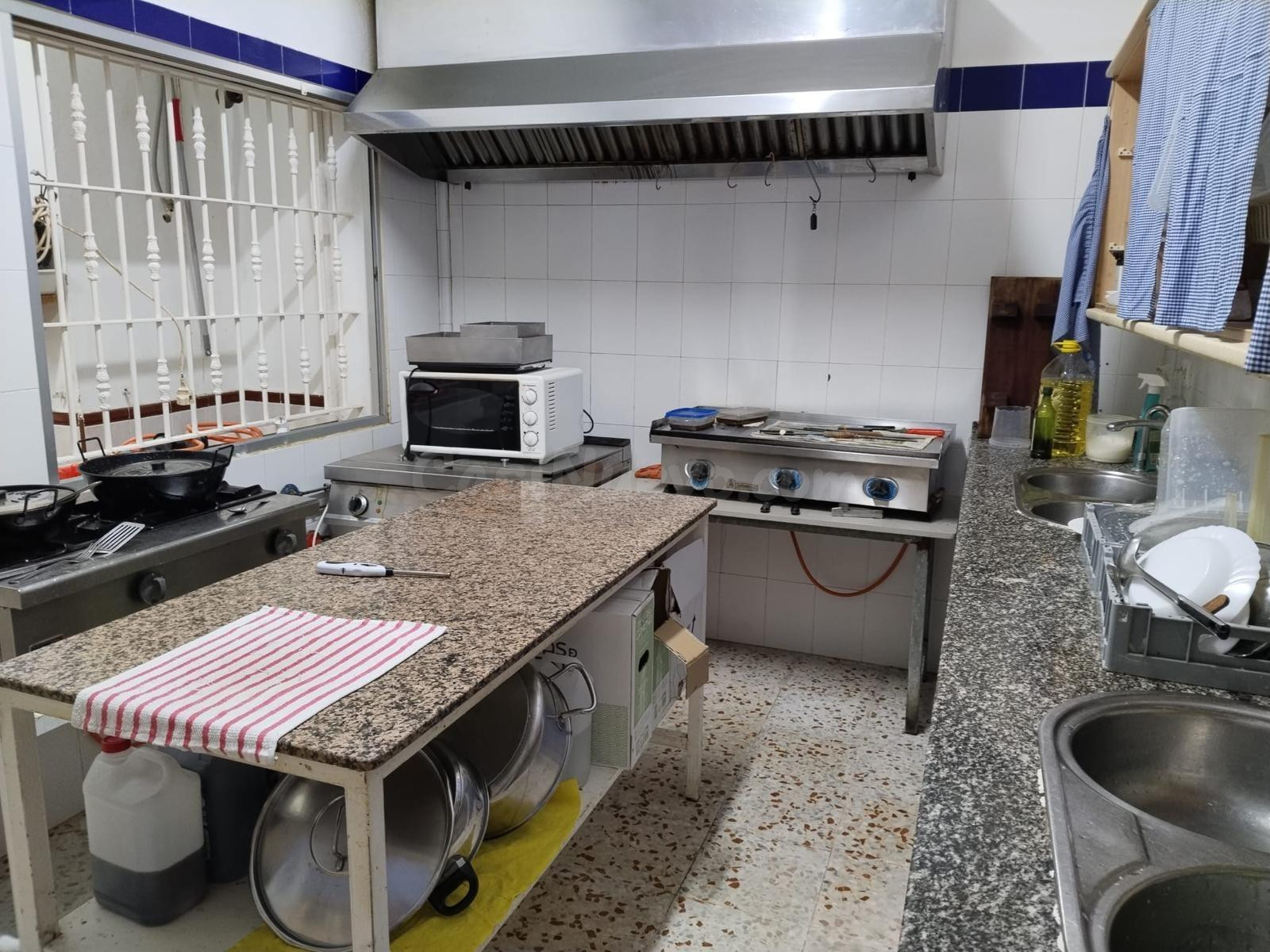 VIVIENDA TIPO DUPLEX CON POSIBILIDAD DE ABRIR TU PROPIO NEGOCIO ABAJO, ACTUALMENTE CON PRACTICIDAD DE BAR
