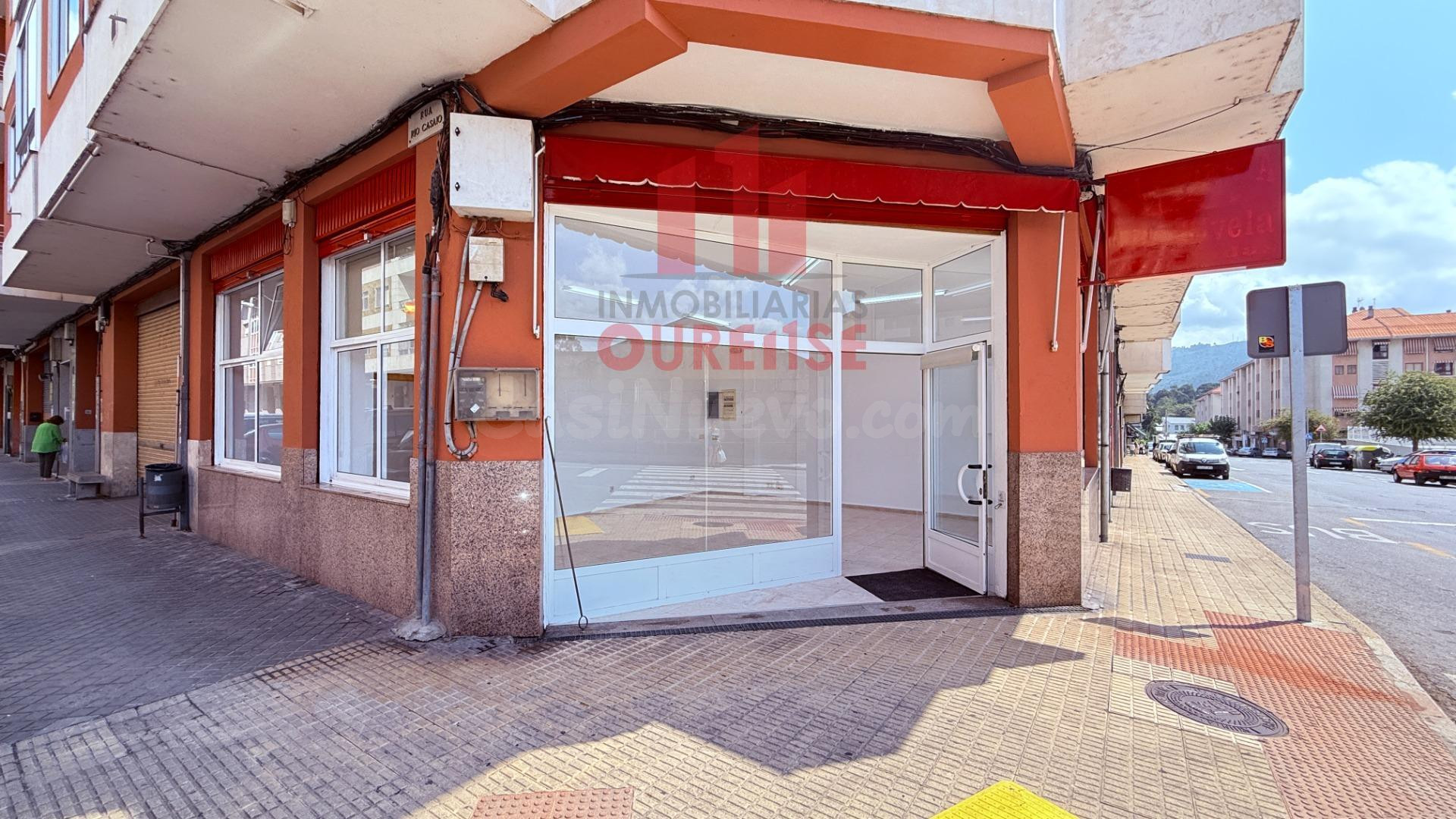 LOCAL COMERCIAL CON GRAN FACHADA A DOS CALLES DE O VINTEÚN