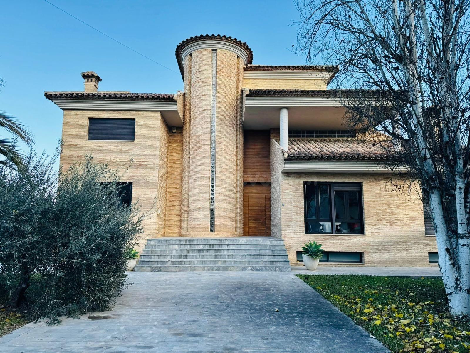 Chalet con 5 dormitorios con piscina y garaje en Casillas, Murcia