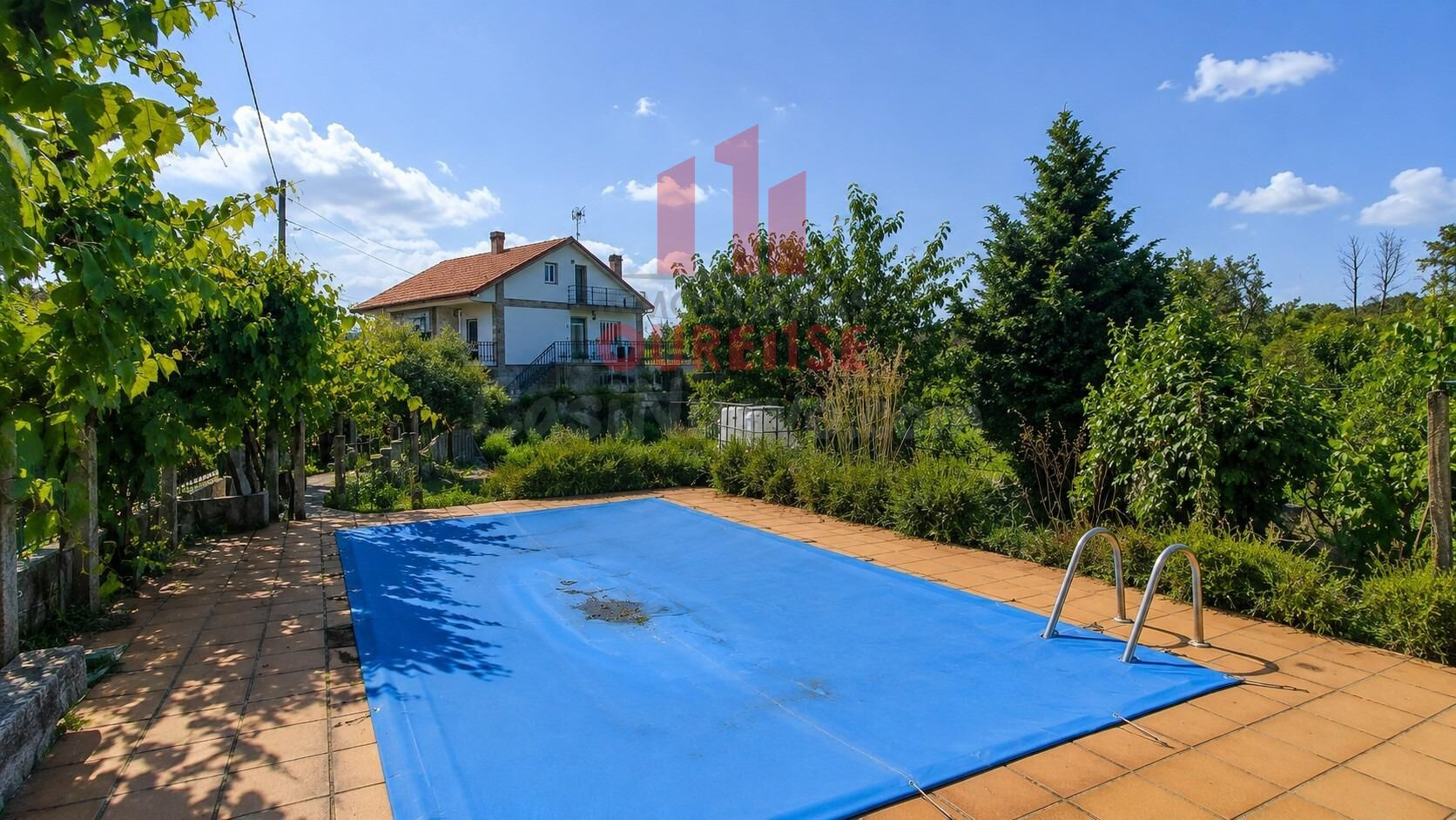 CASA CON PISCINA Y PARCELA DE MÁS DE 1000 M2 AL LADO DEL POLÍGONO DE SAN CIBRAO DAS VIÑAS