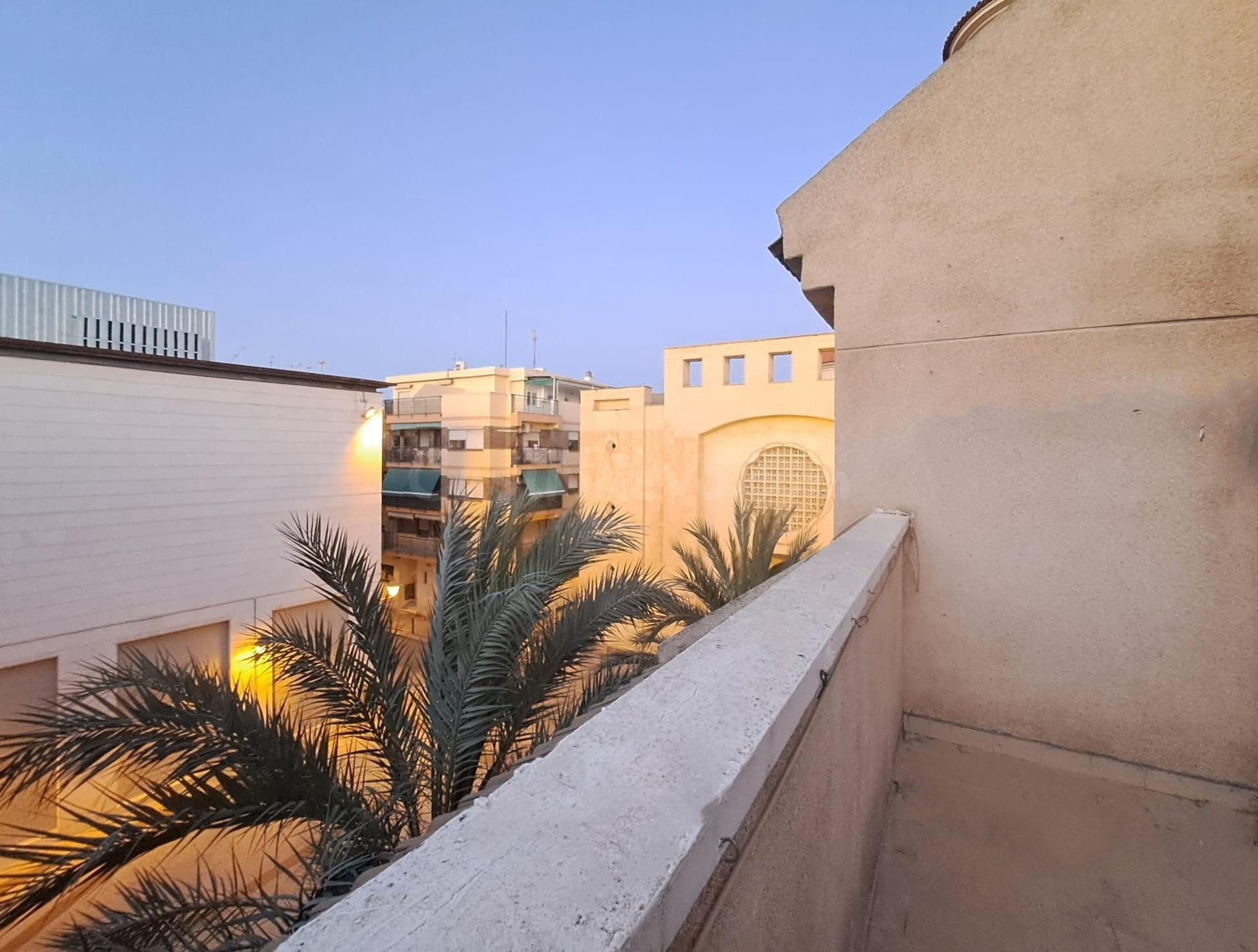 Ático en EXCLUSIVA de 3 habitaciones y 2 baños en Raval, Elche
