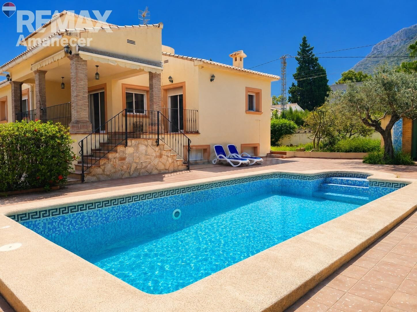 Chalet con piscina privada, garaje y vistas al Montgó