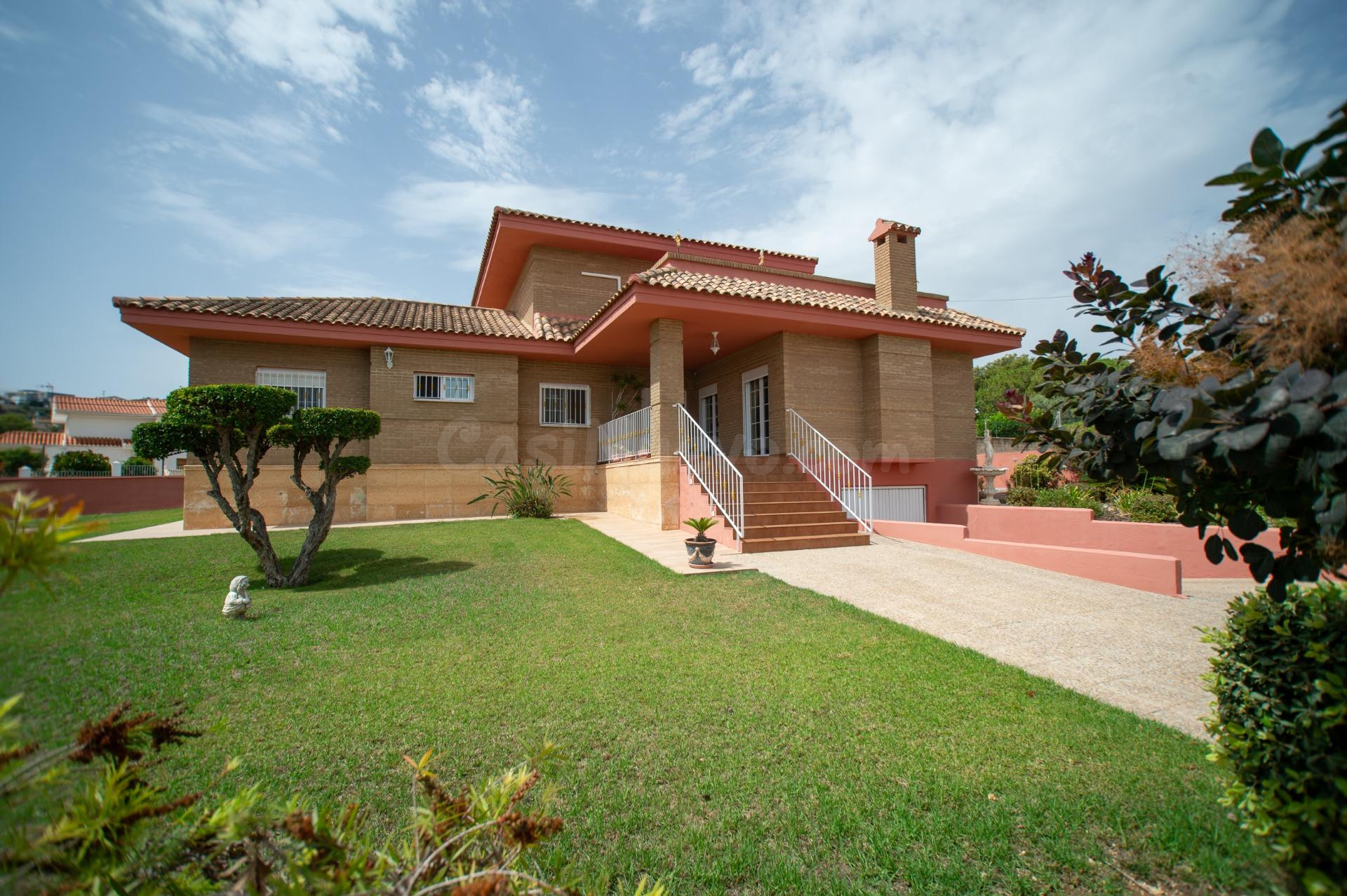 Chalet independiente en CALICANTO, Avenida Río Túria:  6 habitaciones, jardín, garaje doble.