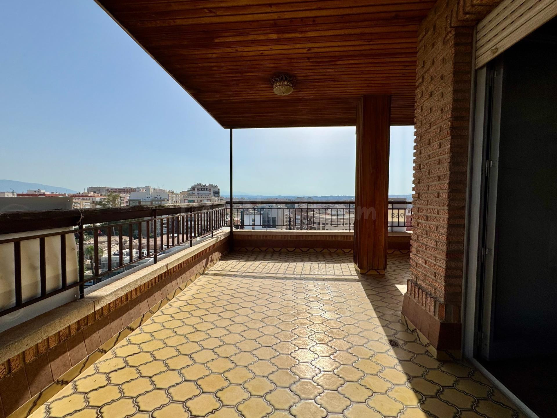Piso de 5 habitaciones y 2 baños en Plaza Circular