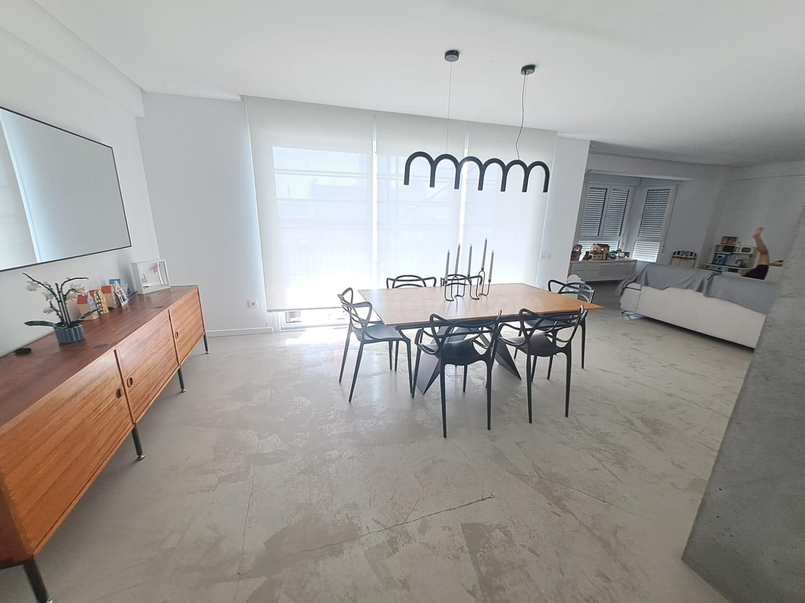 Ático de 4 Dormitorios y 2 Baños con Trastero en el Centro de Elche.