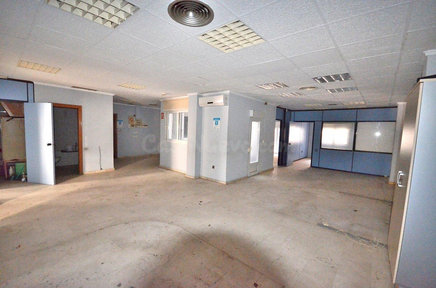 LOCAL EN CENTRO DE TORREVIEJA A 250 METROS DE LA PLAYA CON POSIBLIDAD DE APARTAMENTO