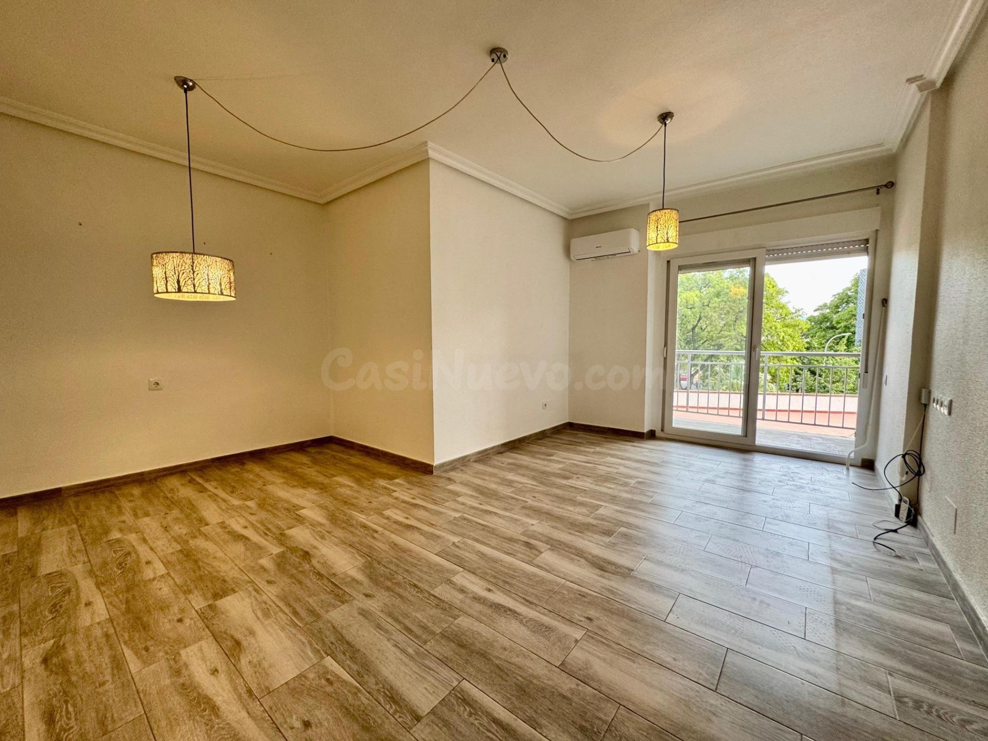 Piso reformado de 4 habitaciones con garaje en el Infante Juan Manuel