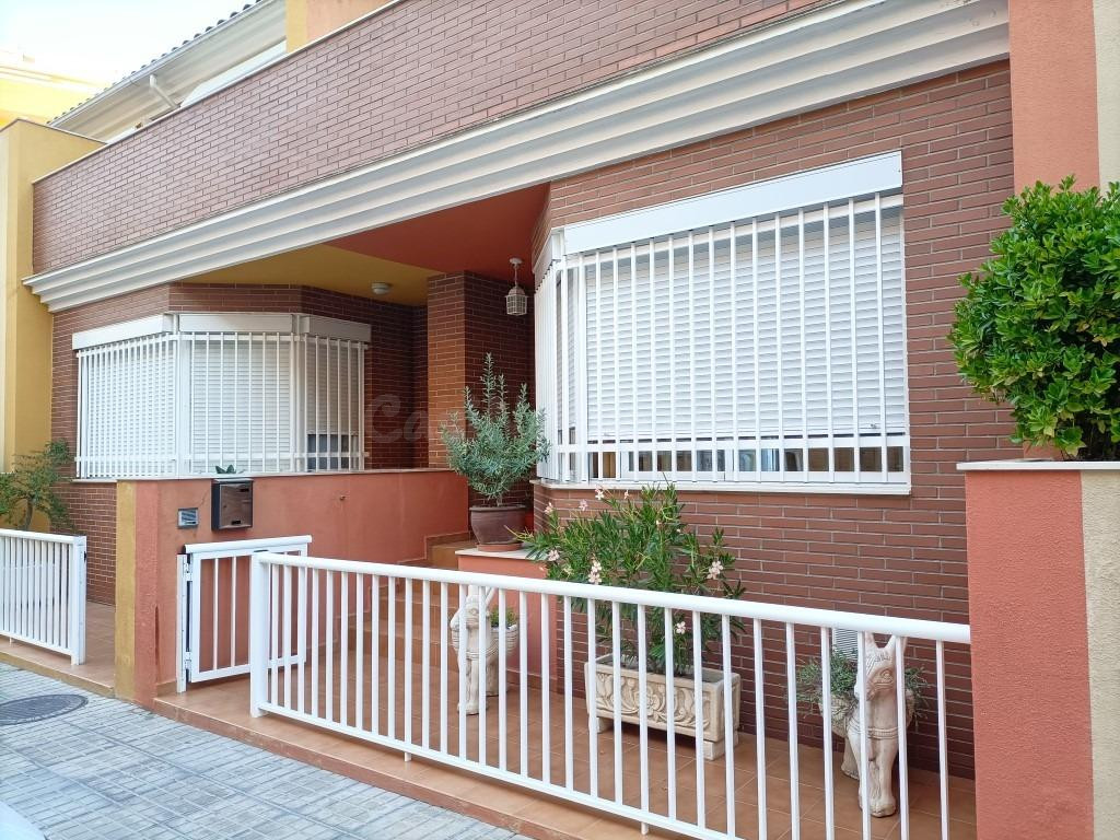 Vivienda Unifamiliar en San Juan de Almansa - Comodidad y Versatilidad