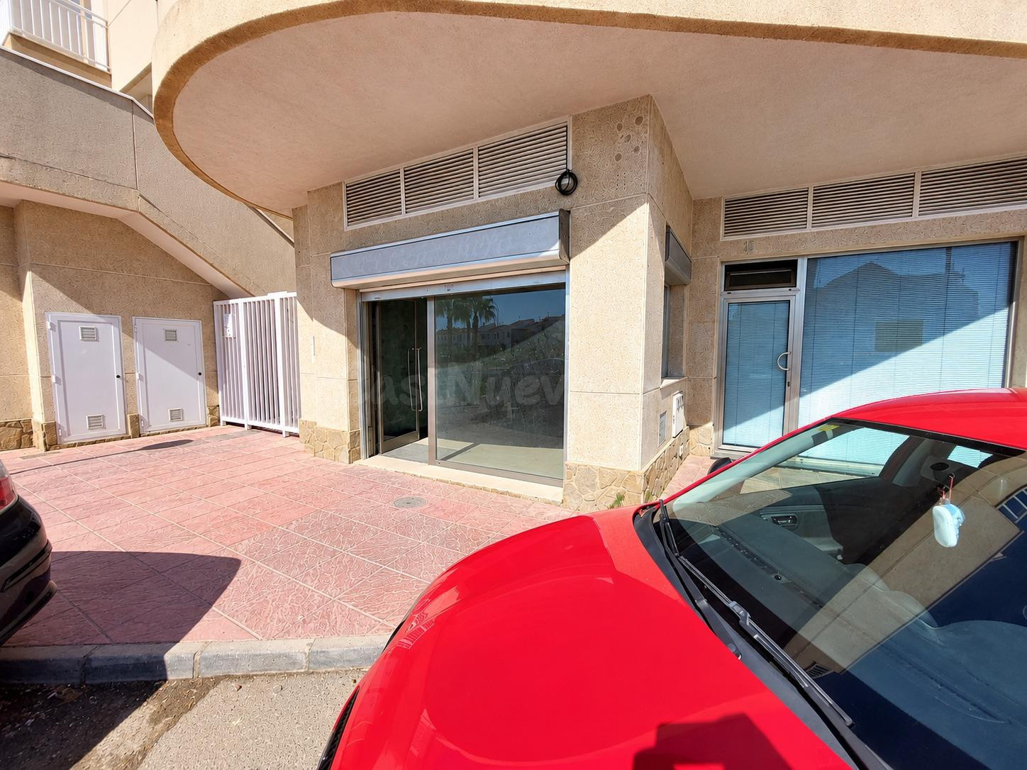 LOCAL COMERCIAL REFORMADO EN CARRETERA DE GARRUCHA – GRAN VISIBILIDAD Y PASO DE VEHÍCULOS